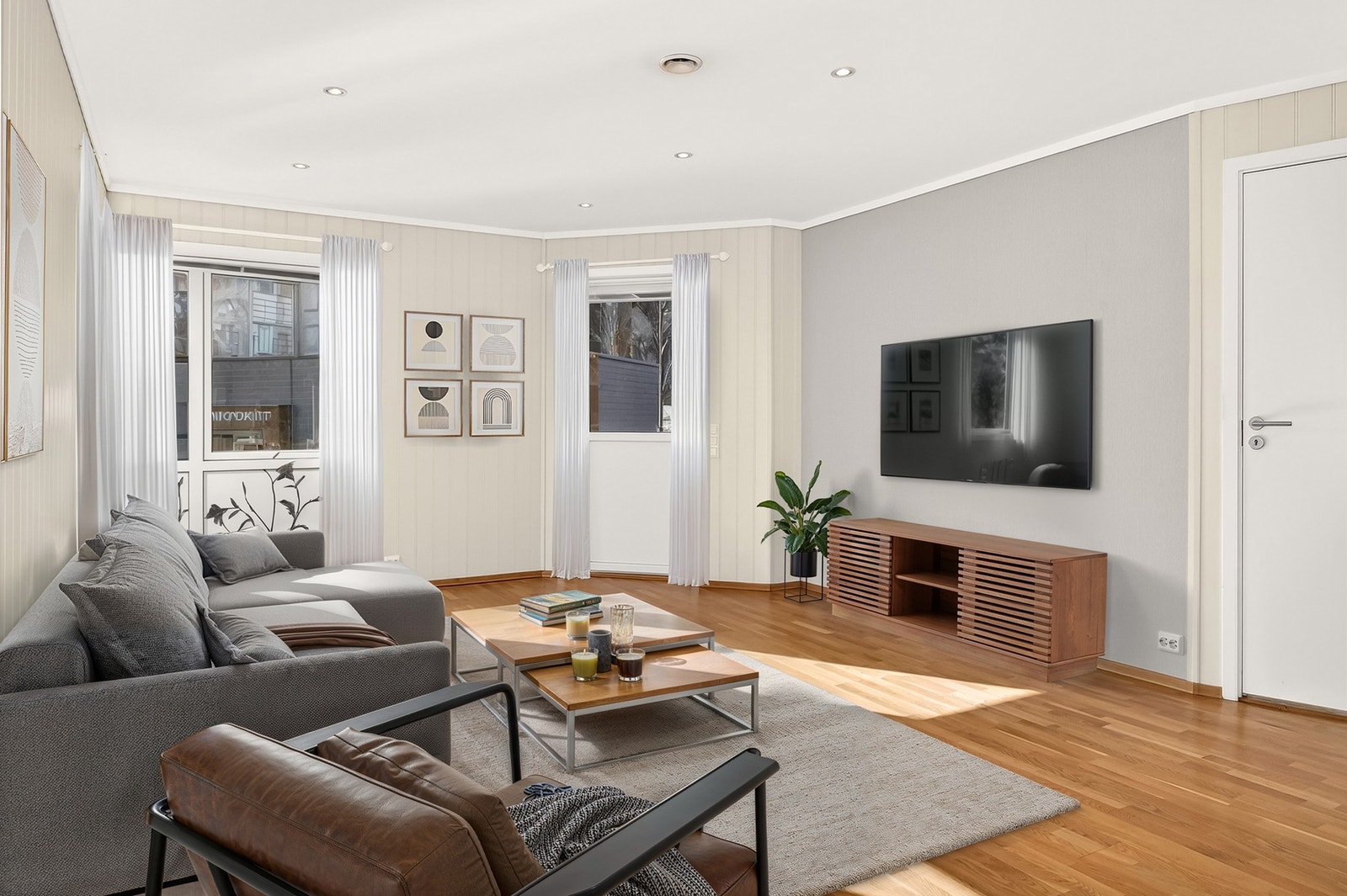 Stue med utgang til balkong - Digitalt innredet bilde Galleribilde