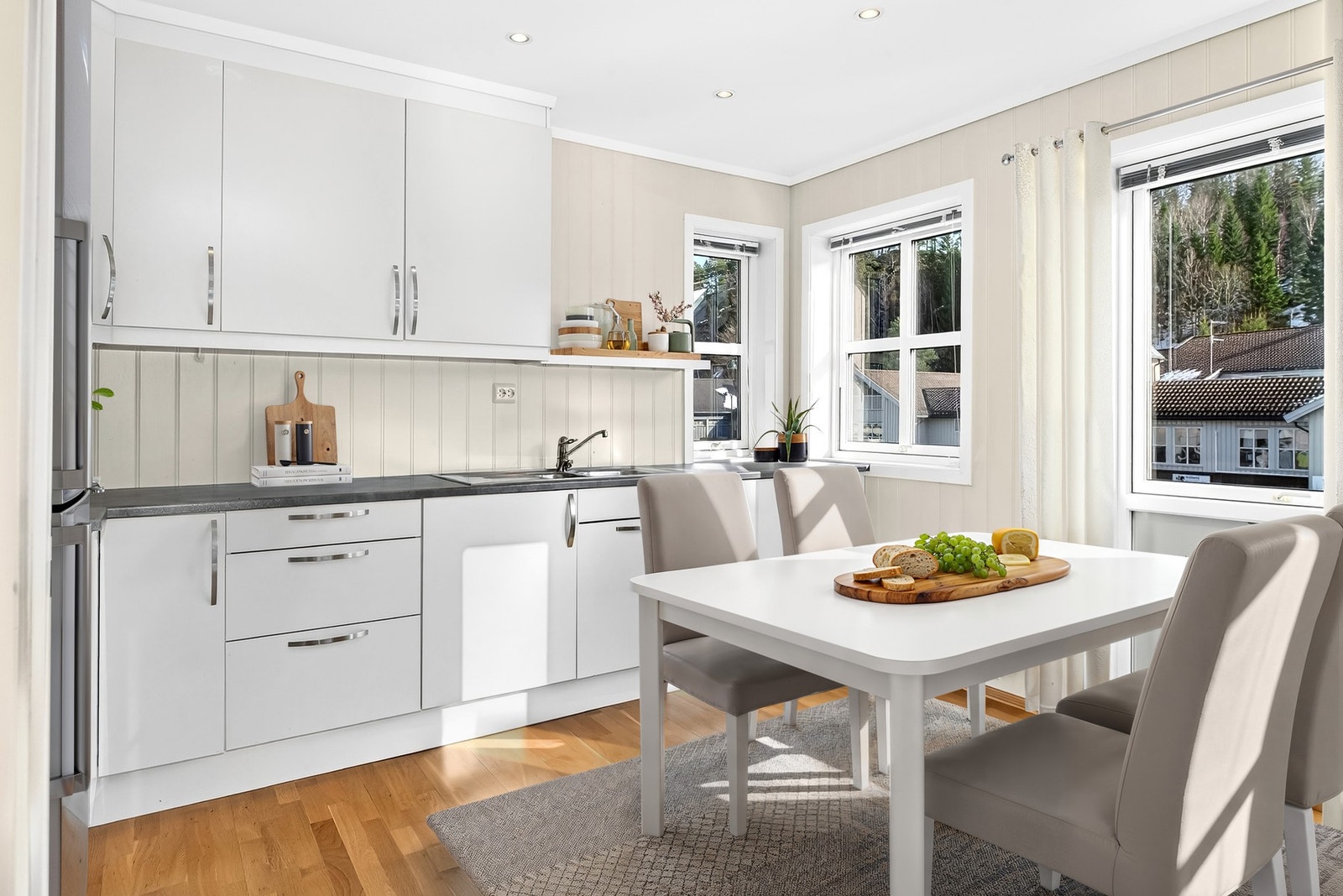 Lyst og fint kjøkken med utsikt mot sentrum - Digitalt innredet bilde Galleribilde