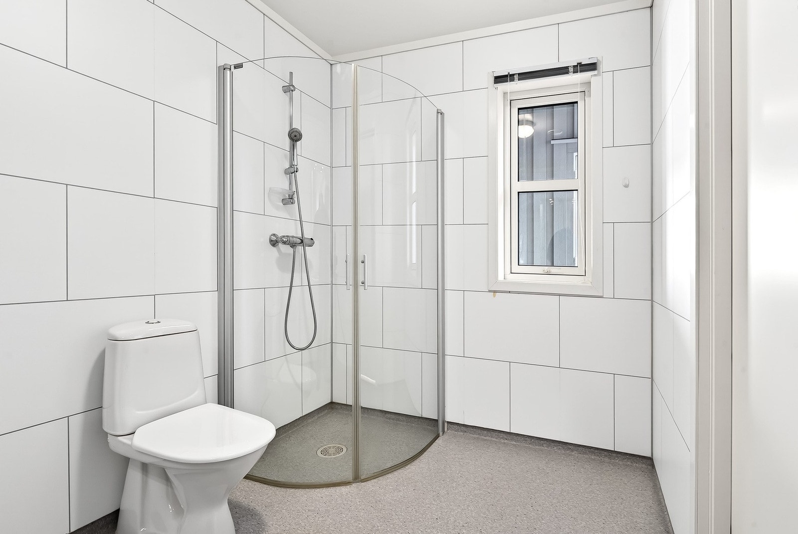 Romslig bad med opplegg for vaskemaskin og tørketrommel Galleribilde