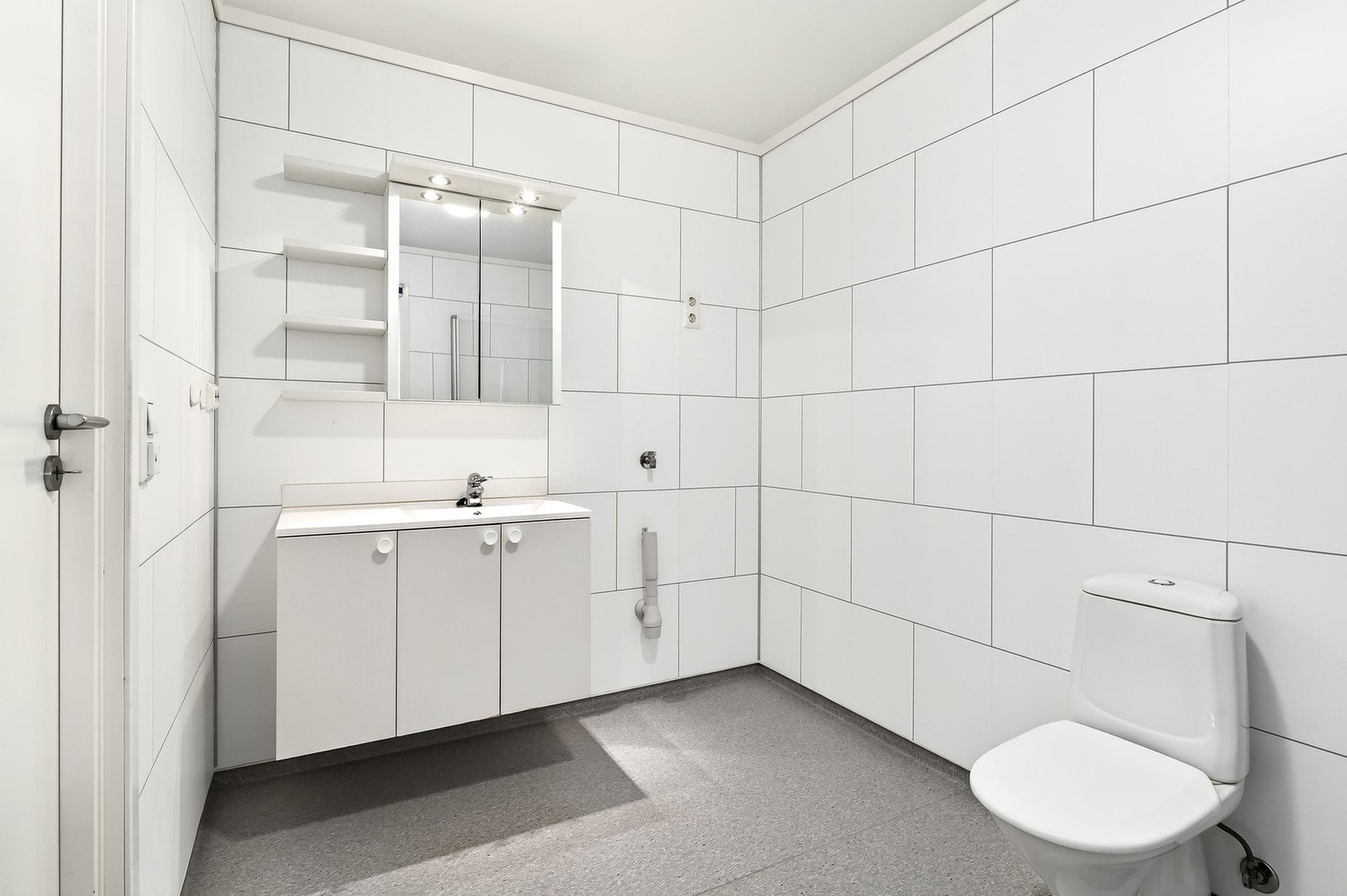 Romslig bad med opplegg for vaskemaskin og tørketrommel Galleribilde