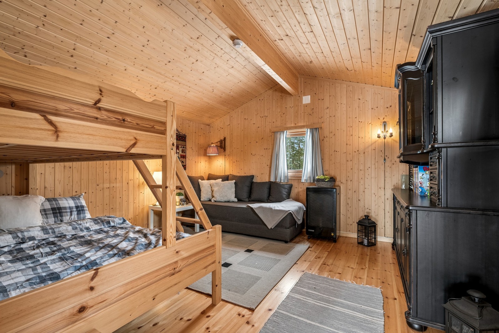 Anneks som gir godt med ekstra sengeplasser eller fleksibel bruk som oppholdsrom. Galleribilde