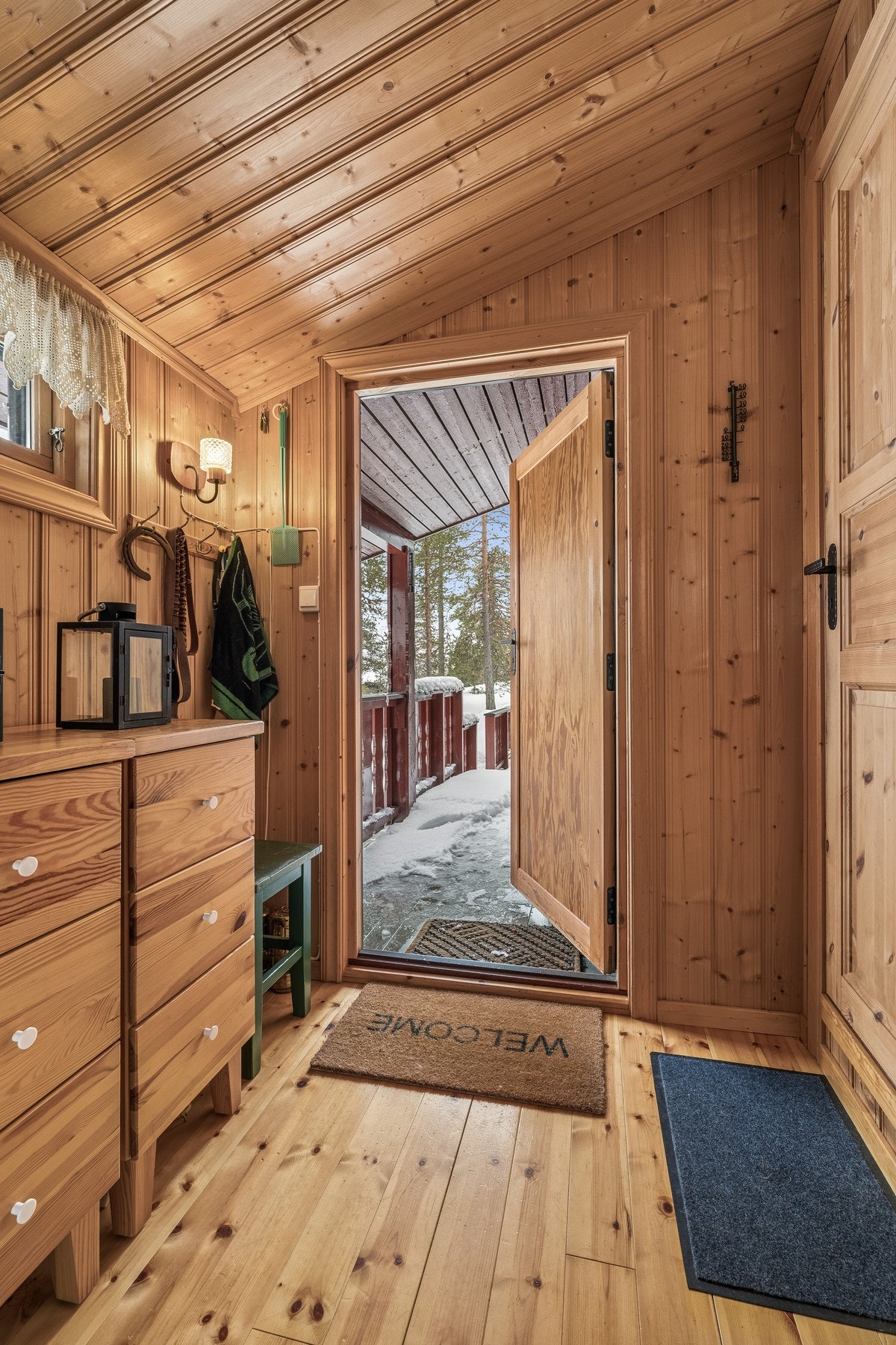 Velkommen inn! - hyggelig entré med fin plass til å hensette sko og yttertøy. Galleribilde