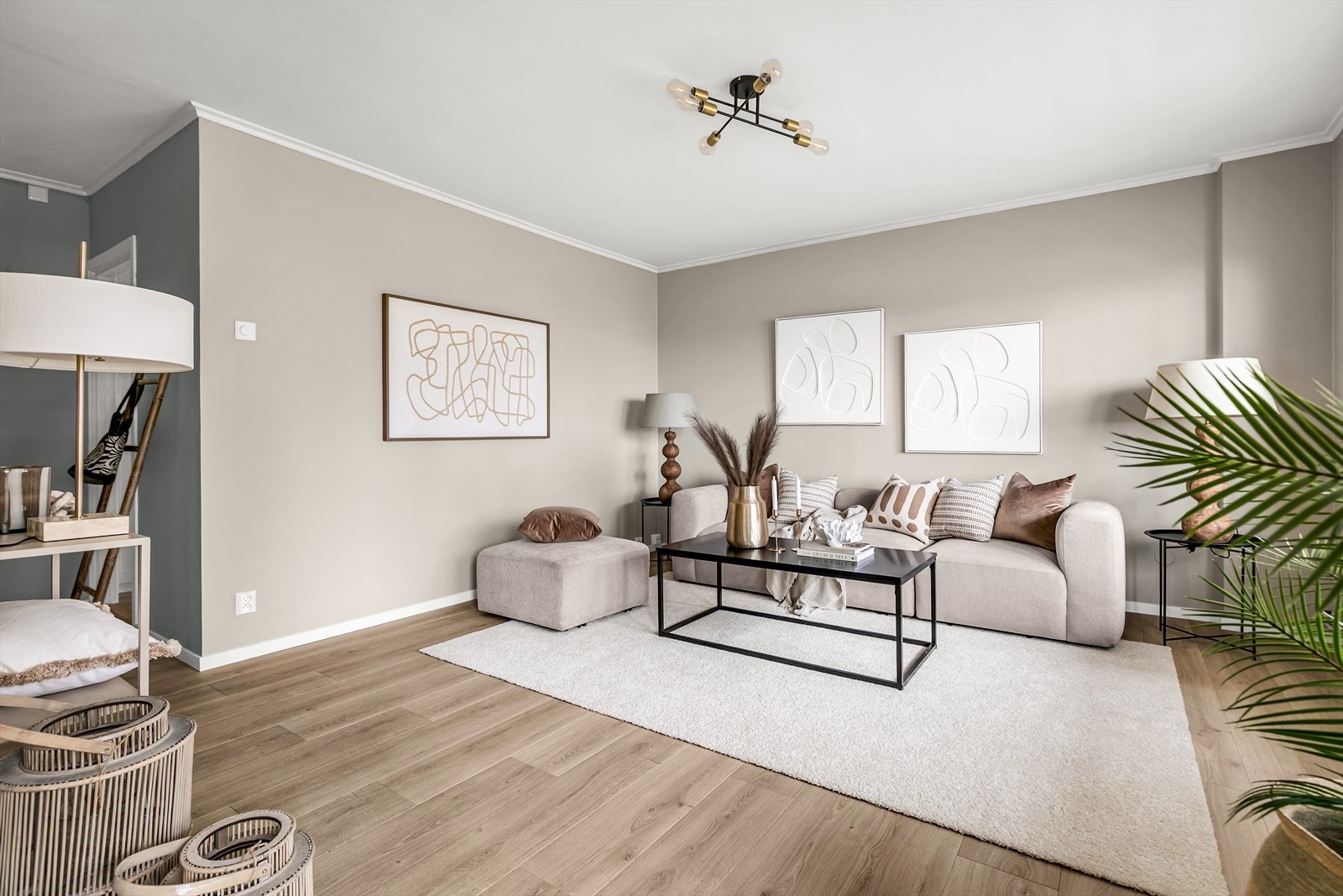 Gulvet er belagt med flott laminat, og overflatene er malt i delikate og lyse fargetoner. Galleribilde