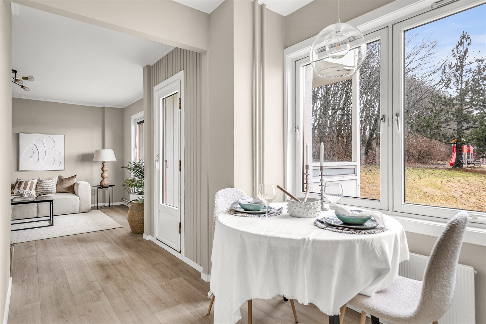 Det er god plass til et hyggelig spisebord ved vinduet, hvor man kan nyte måltider i lyse og trivelige omgivelser med utsyn til grønne uteområder. Galleribilde