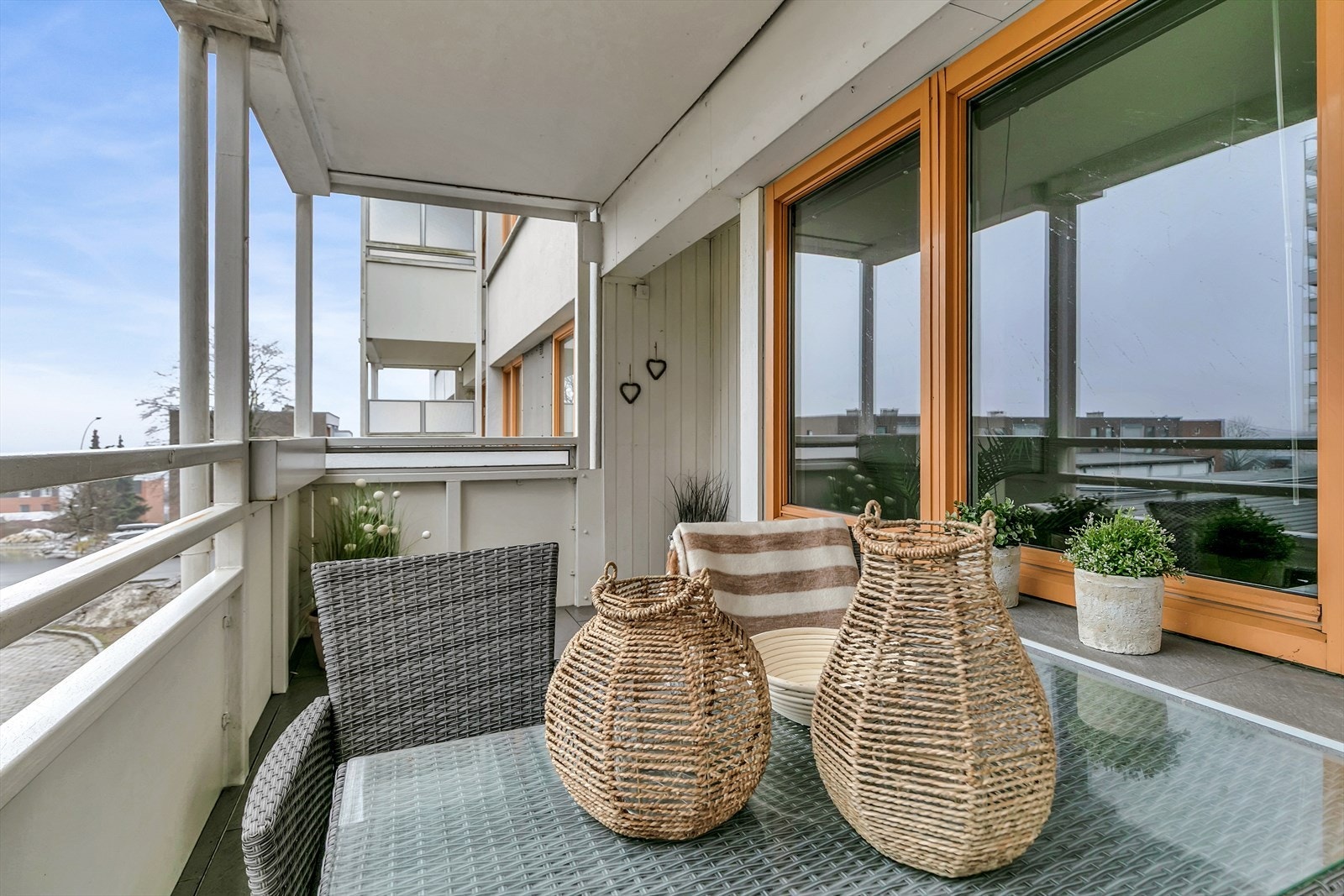 I vår- og sommerhalvåret blir balkongen en naturlig forlengelse av stuen, perfekt for hyggelige stunder med familie og venner. Galleribilde