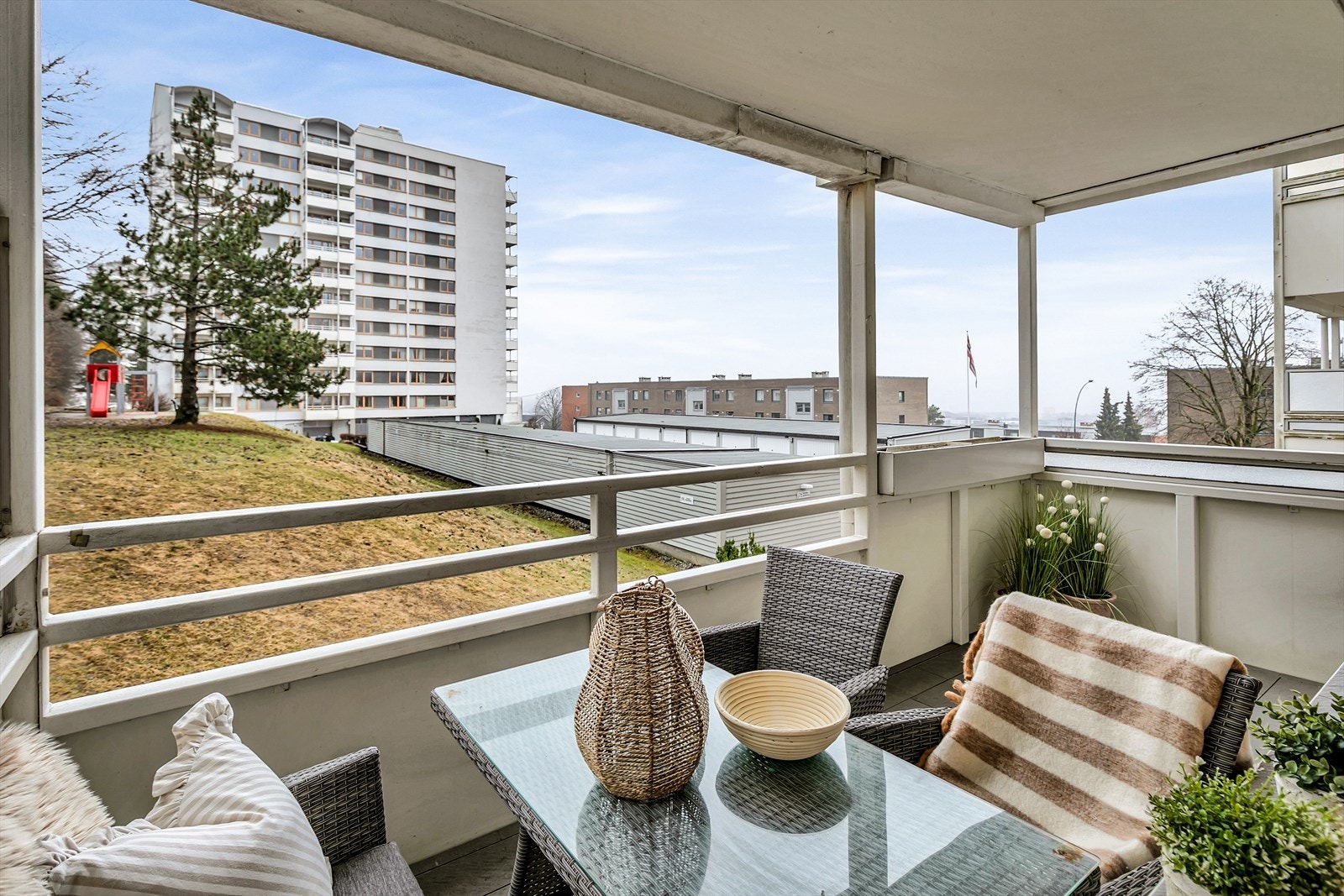 Leiligheten har en romslig, østvendt balkong på 9 m² med gode solforhold og fine muligheter for hyggelige uteopphold. Galleribilde
