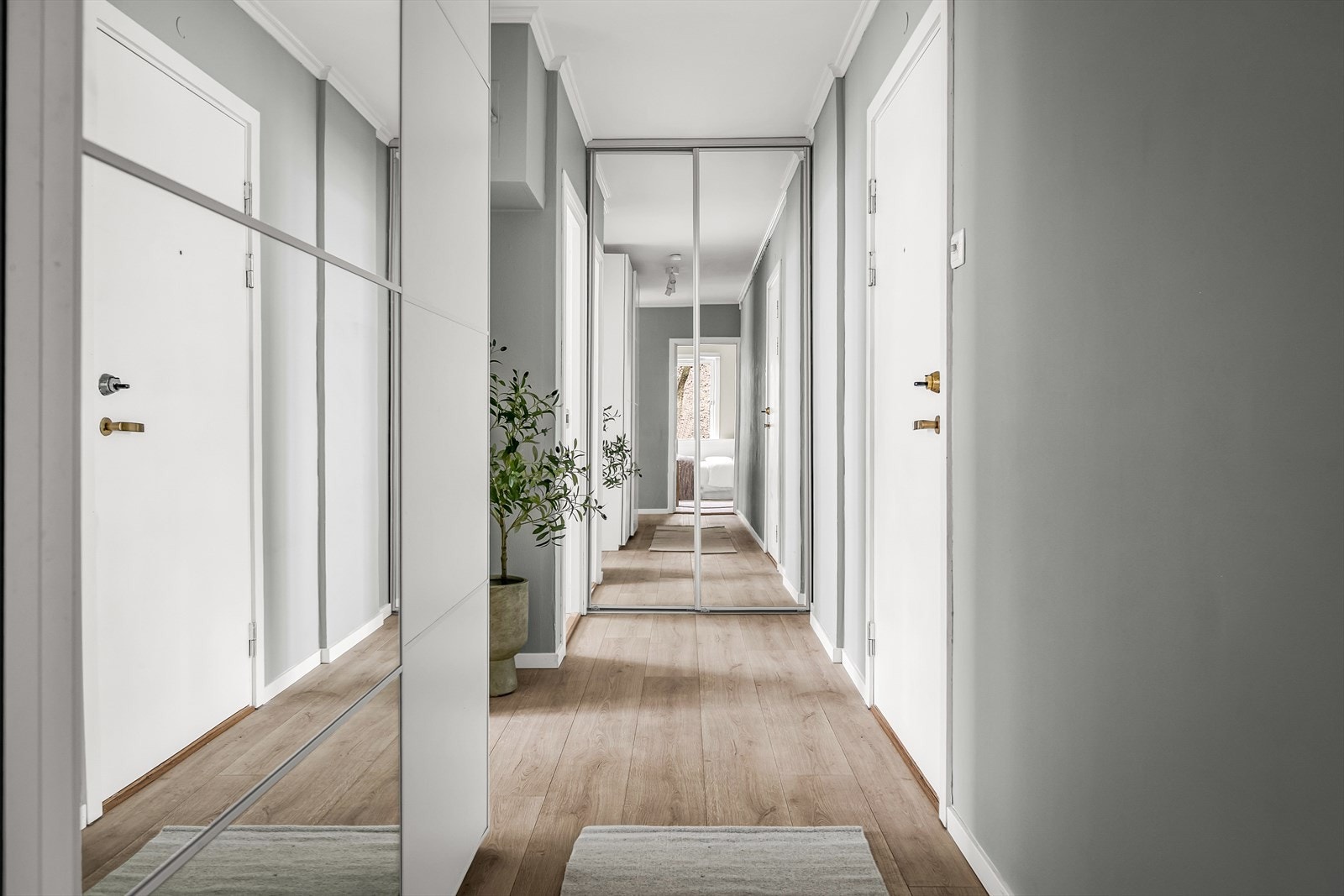 Leiligheten har en innbydende entré som gir et godt førsteinntrykk. Entréen er romslig og har gode oppbevaringsmuligheter i to praktiske skyvedørsgarderober. Galleribilde