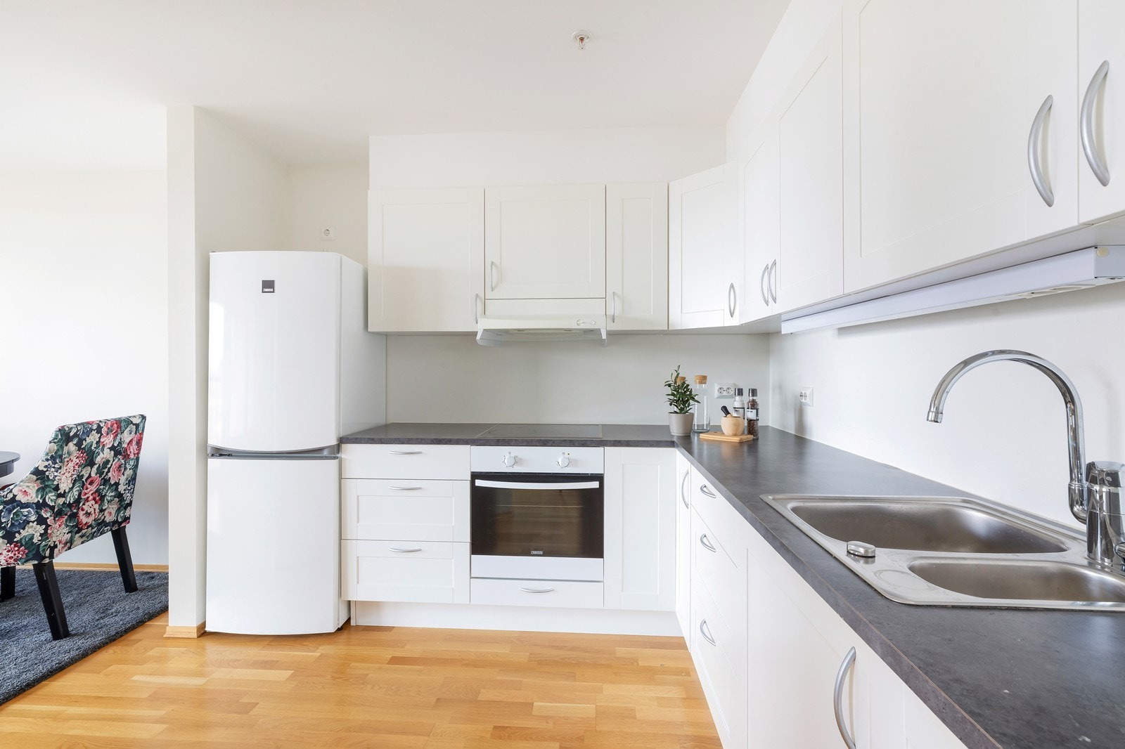 Hvitevarer som ovn, platetopp, ventilator, kjøleskap og oppvaskmaskin medfølger salget. Galleribilde