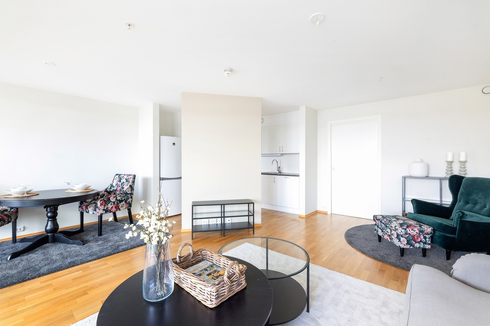 Stuen er delvis åpen mot kjøkken. Galleribilde