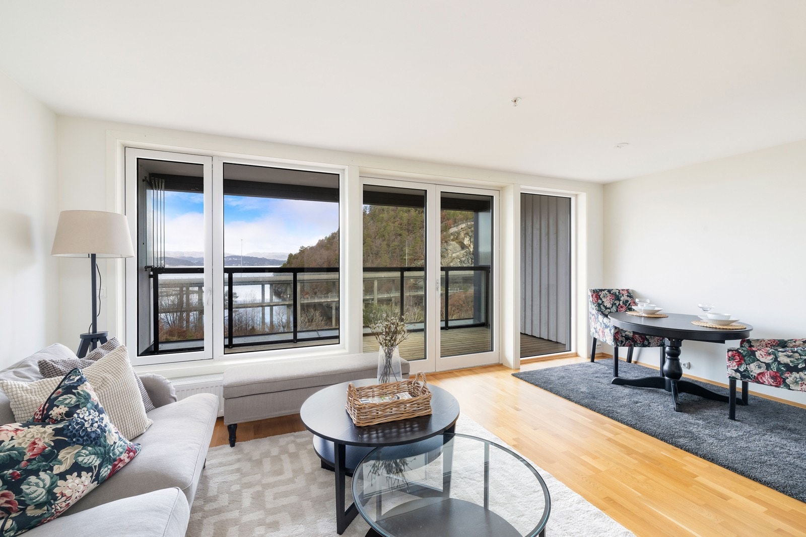 En pen3-roms selveier med solrik innglasset balkong og garasjeplass i kjeller. Sjøutsikt! Galleribilde