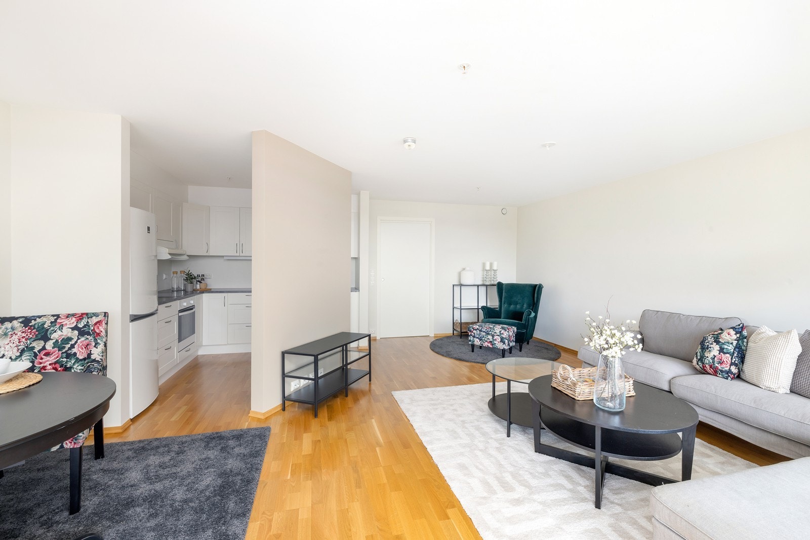 En stor lys stue som har rikelig med vindusflater som gir rikelig med lys inn i boligen. Galleribilde