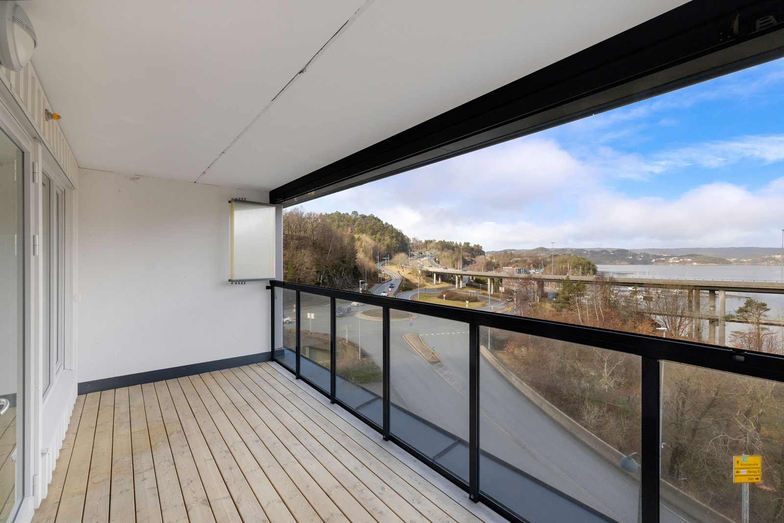 Fra stuen er det inngang til en romslig innglasset balkong med sjøutsikt. Galleribilde