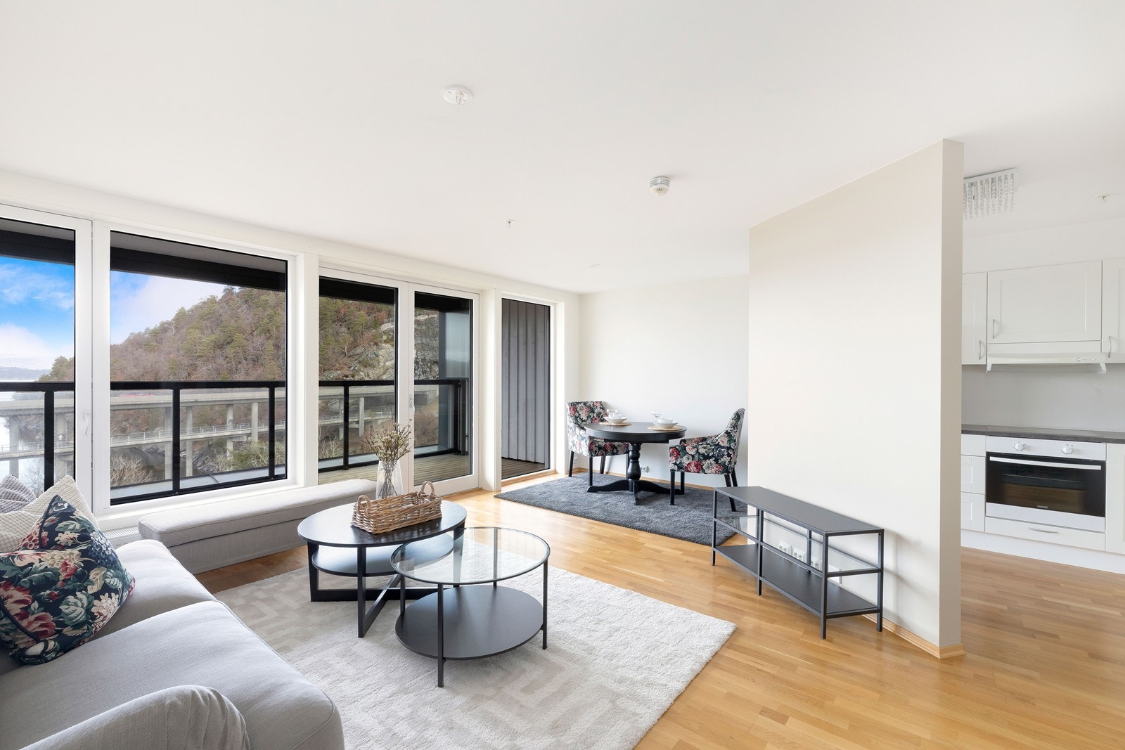 I stuen er det god plass til både sofagruppe og spisebord. Galleribilde