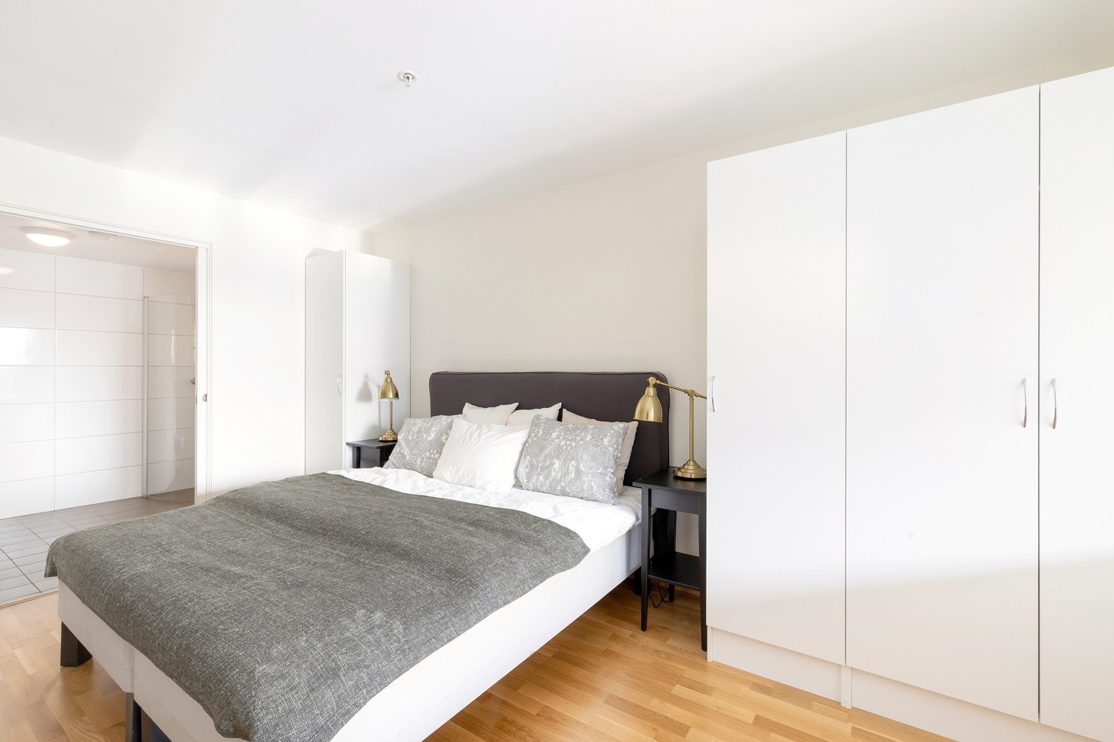 Hovedsoverom med plass til seng og klesskap. Direkte inngang til bad. Galleribilde