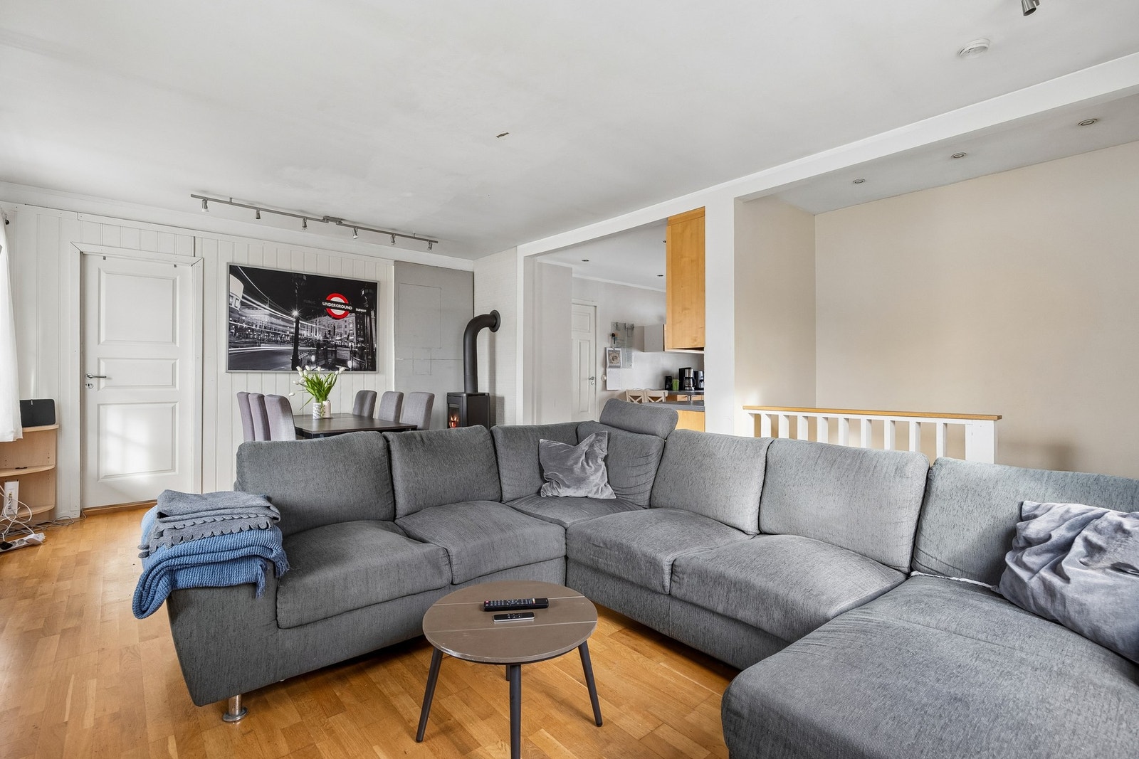 Det er god plass til sofa med tilhørende møblement. Galleribilde