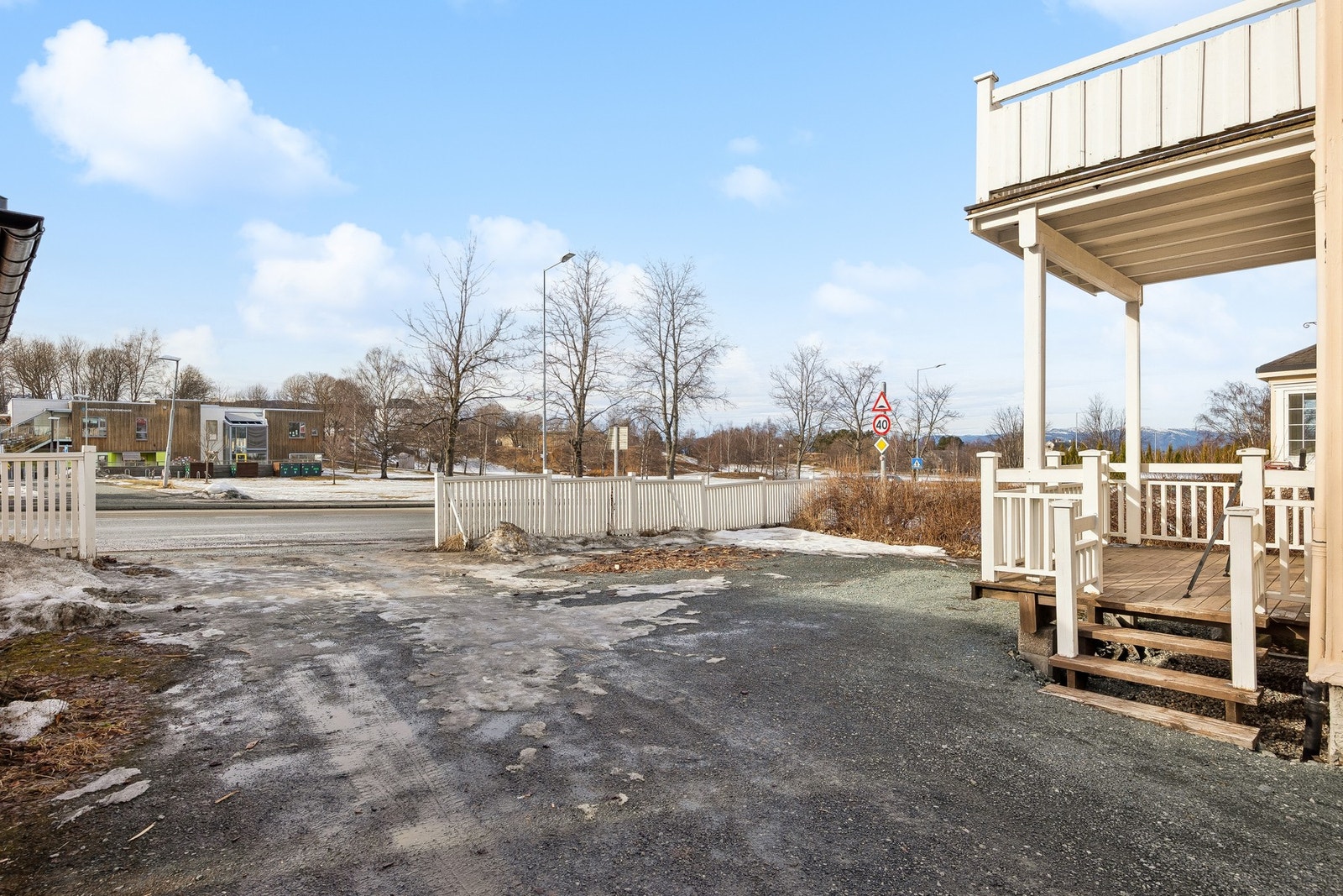 Kjøper har mulighet til å erverve begge seksjoner samlet ved interesse. Seksjonene eies i dag av samme aksjeselskap, og det åpnes for at kjøp kan gjennomføres ved overtakelse av selskapet. Dette kan gi mulighet for å unngå dokumentavgift, forutsatt at gje Galleribilde