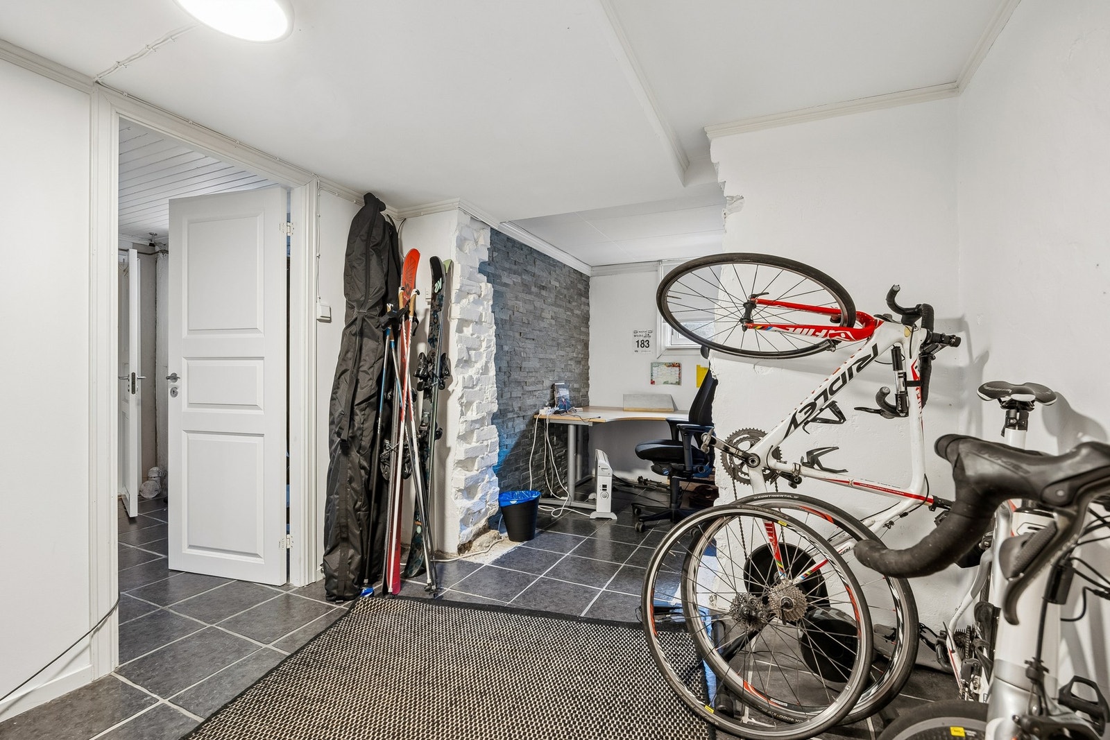 Svært god lagringsplass i kjeller. Galleribilde