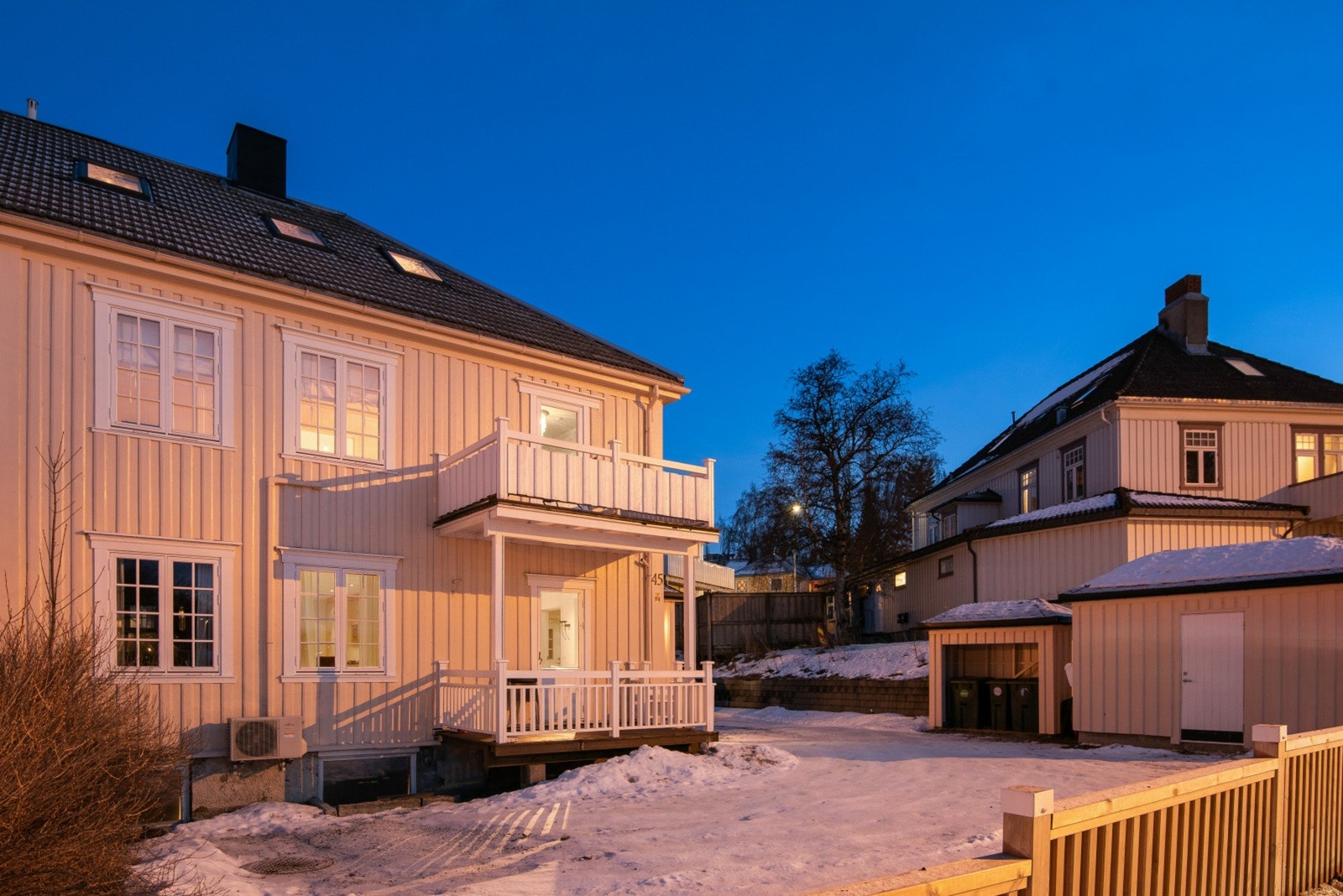 Det er plass til flere biloppstillingsplasser i innkjørsel på felles tomt. Galleribilde