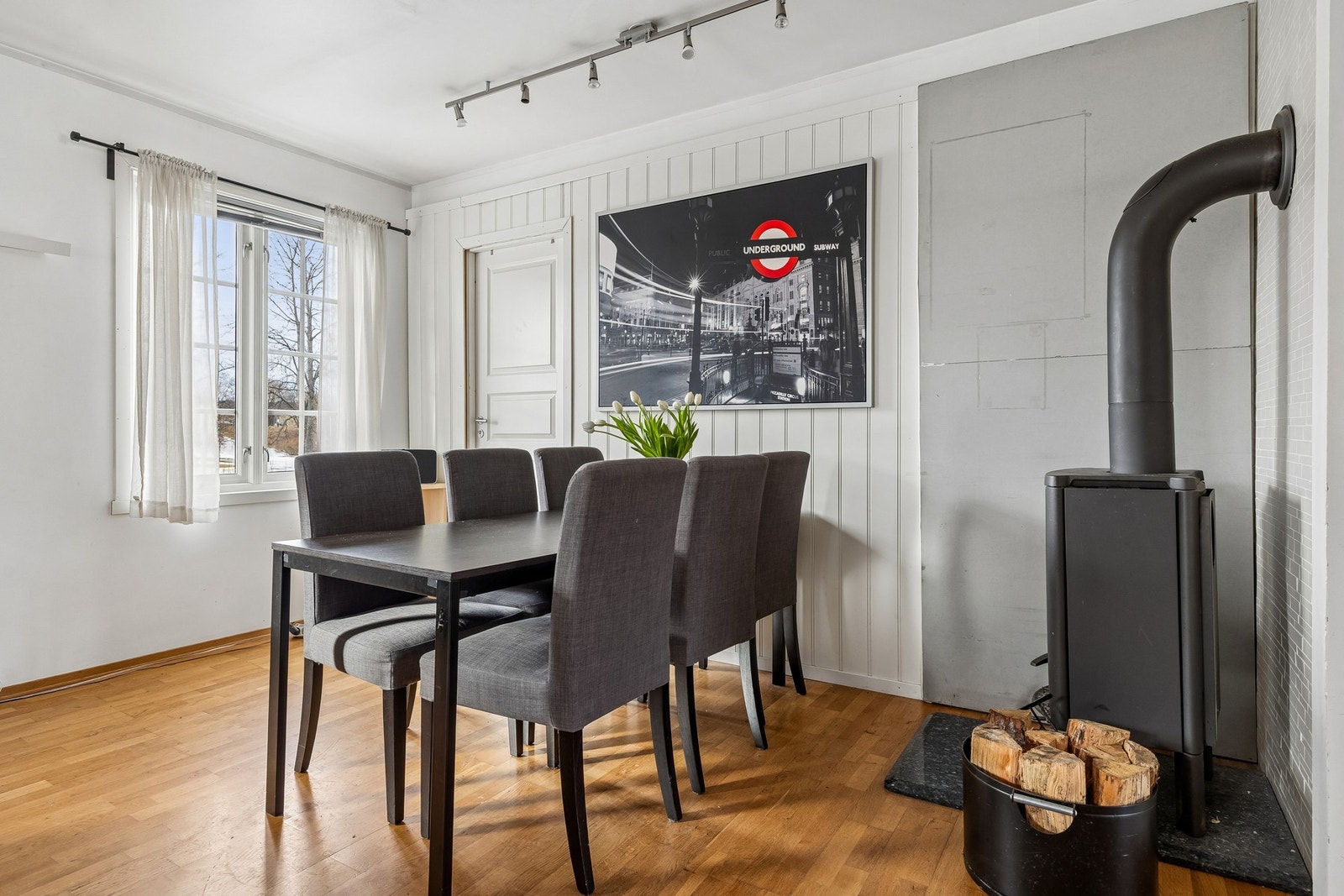 Stuen byr på peisovn, varmer godt og skaper en lun atmosfære på kalde vinterdager. Galleribilde