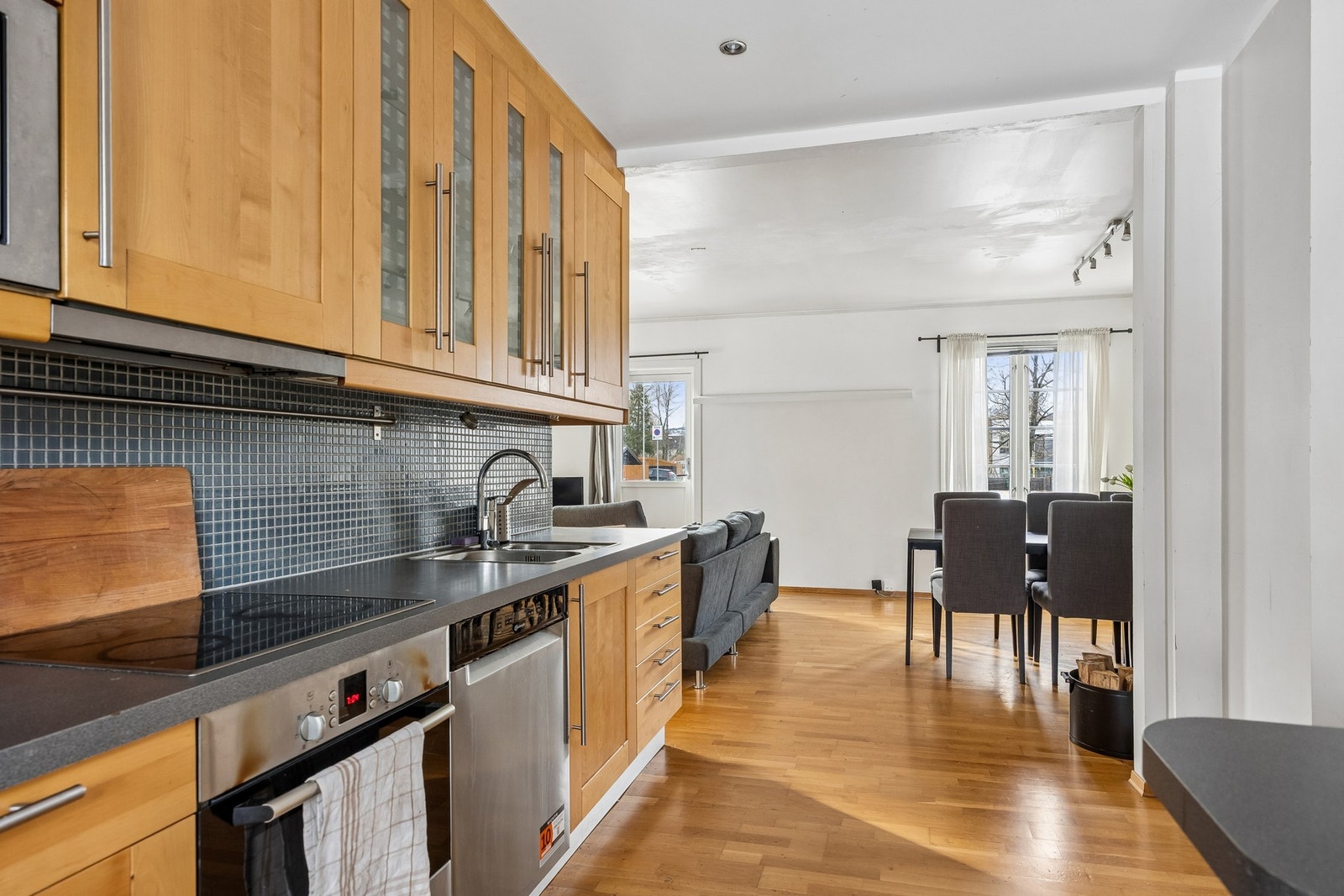 Kjøkkenet har en praktisk utforming med gode arbeidsflater og oppbevaringsmuligheter. Galleribilde