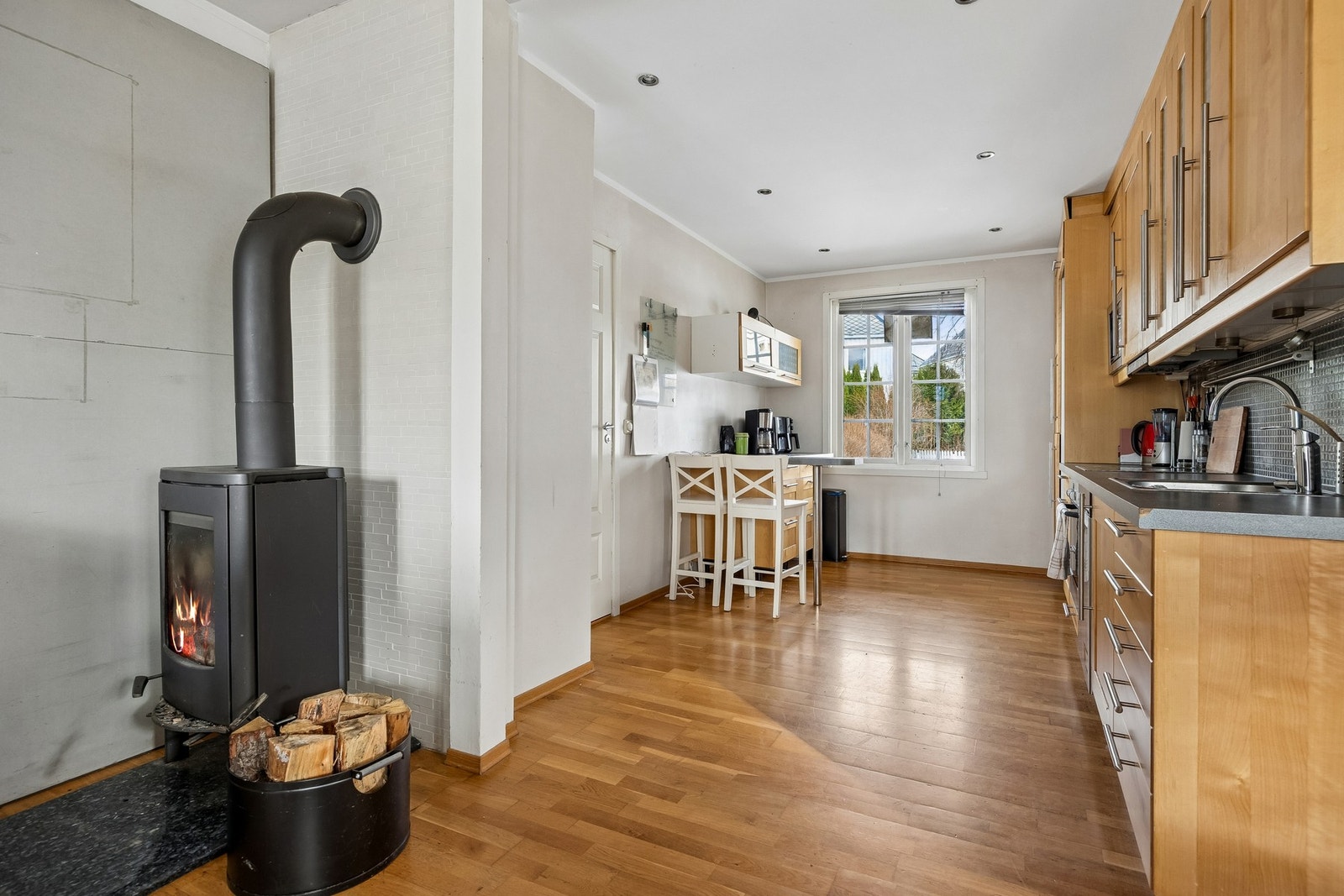 Kjøkkenet ligger delvis tilbaketrukket fra stuen. Galleribilde