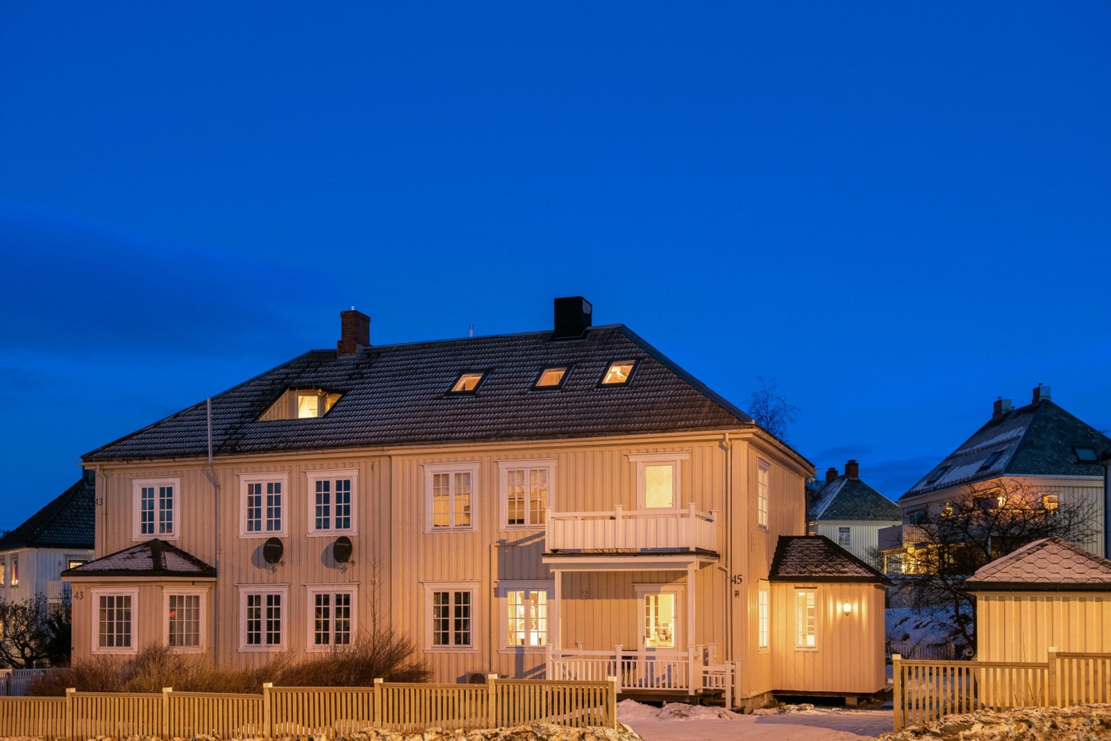 Velkommen til en romslig leilighet over to plan! Galleribilde