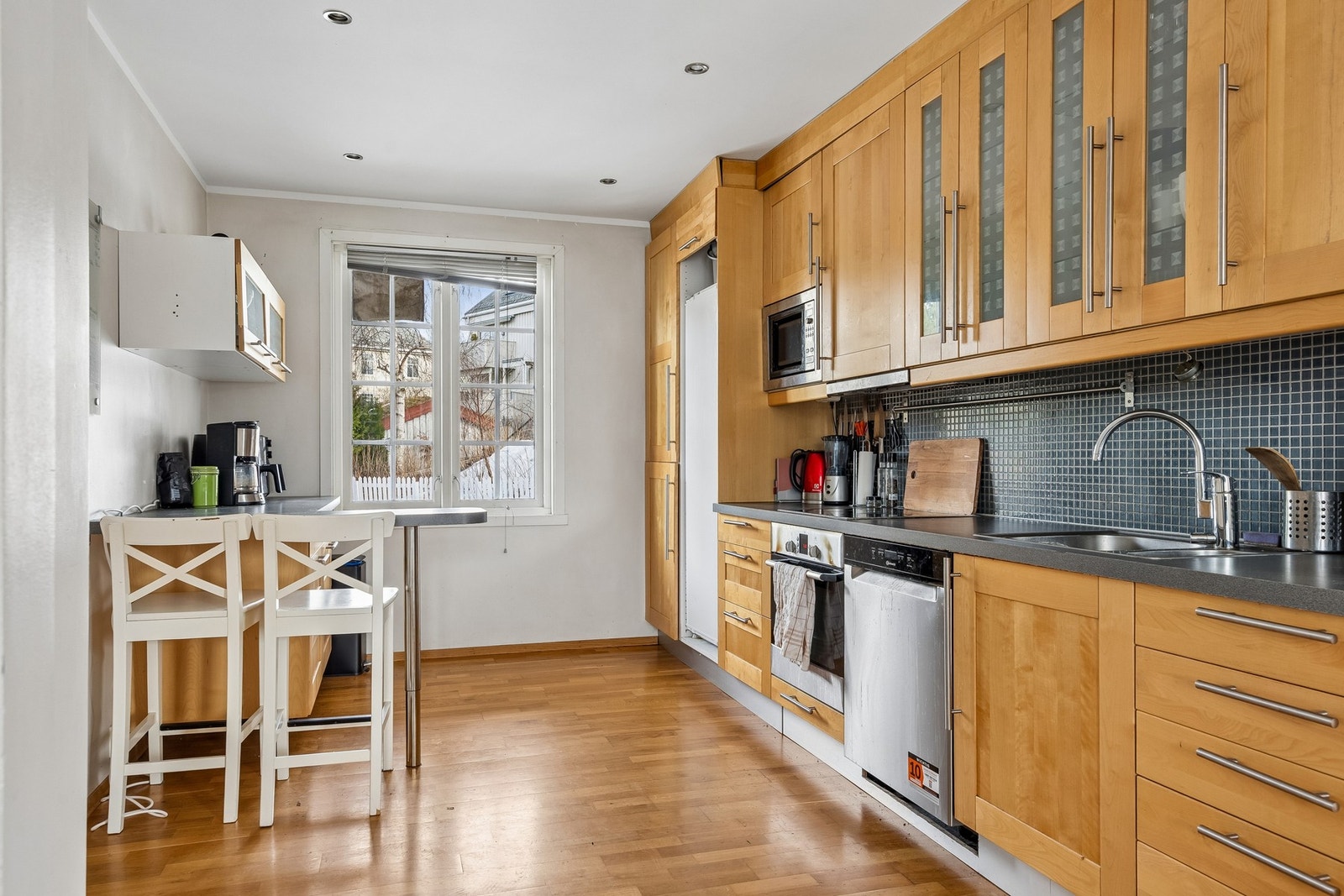 Kjøkkenet har vinduer som slipper inn rikelig med dagslys Galleribilde