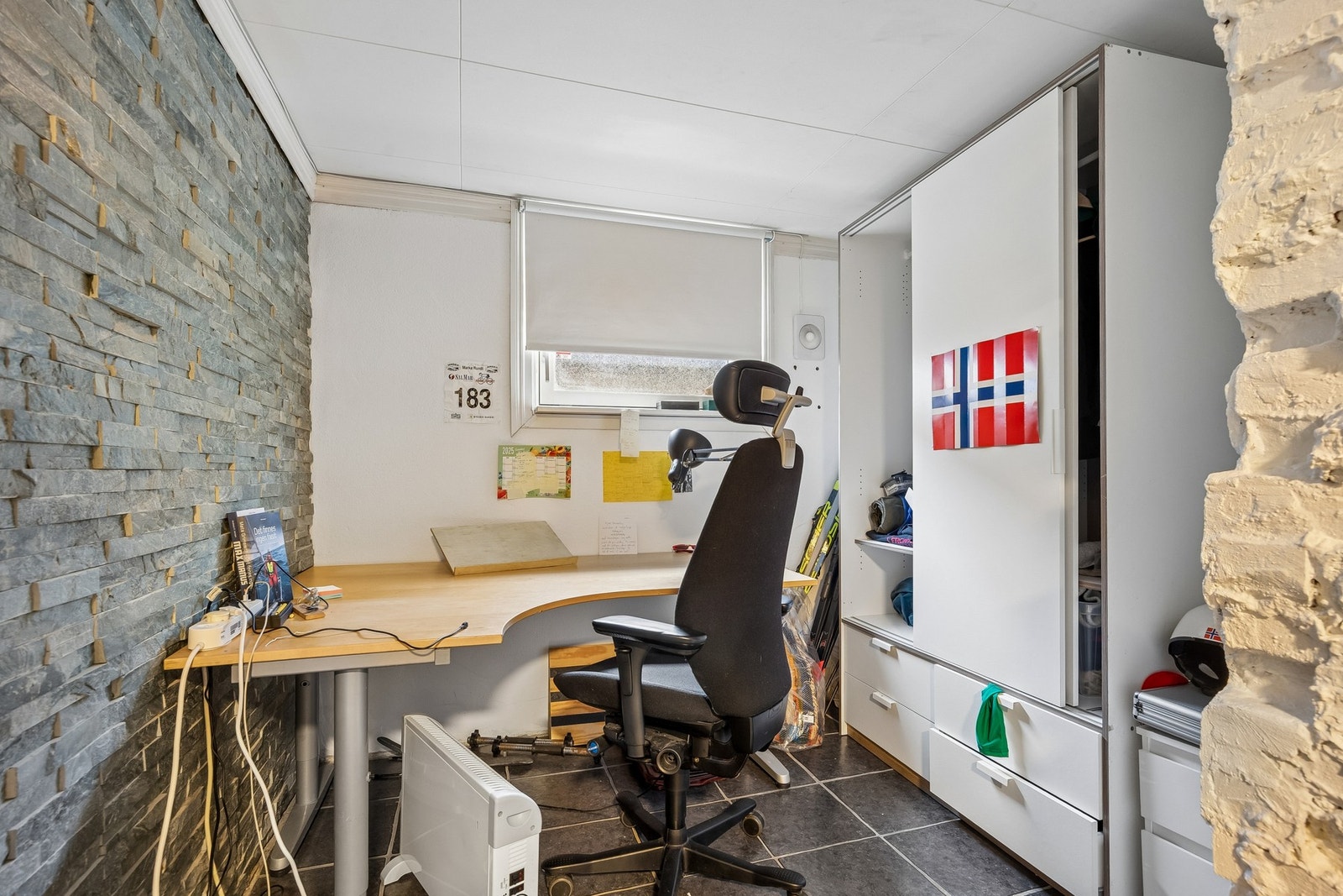 Rom som i dag brukes til kontor. Rommet er ikke godkjent for varig opphold. Galleribilde