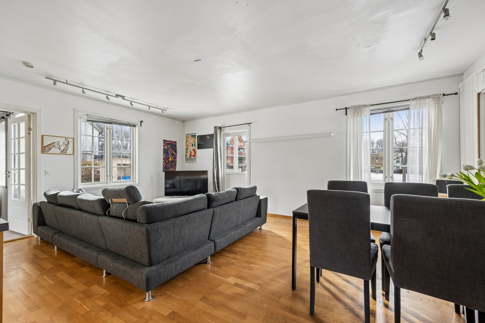 Stuen har en sosial planløsning som skaper naturlig plass til en større spisegruppe. Galleribilde