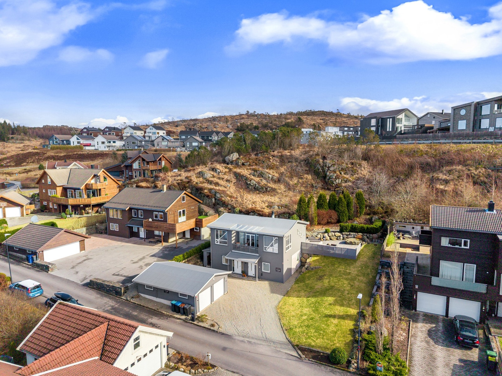 Om sommeren kan du bade i Tjoatjørn, og her kan du også gå på skøyter om vinteren hvis det er kaldt nok. Galleribilde
