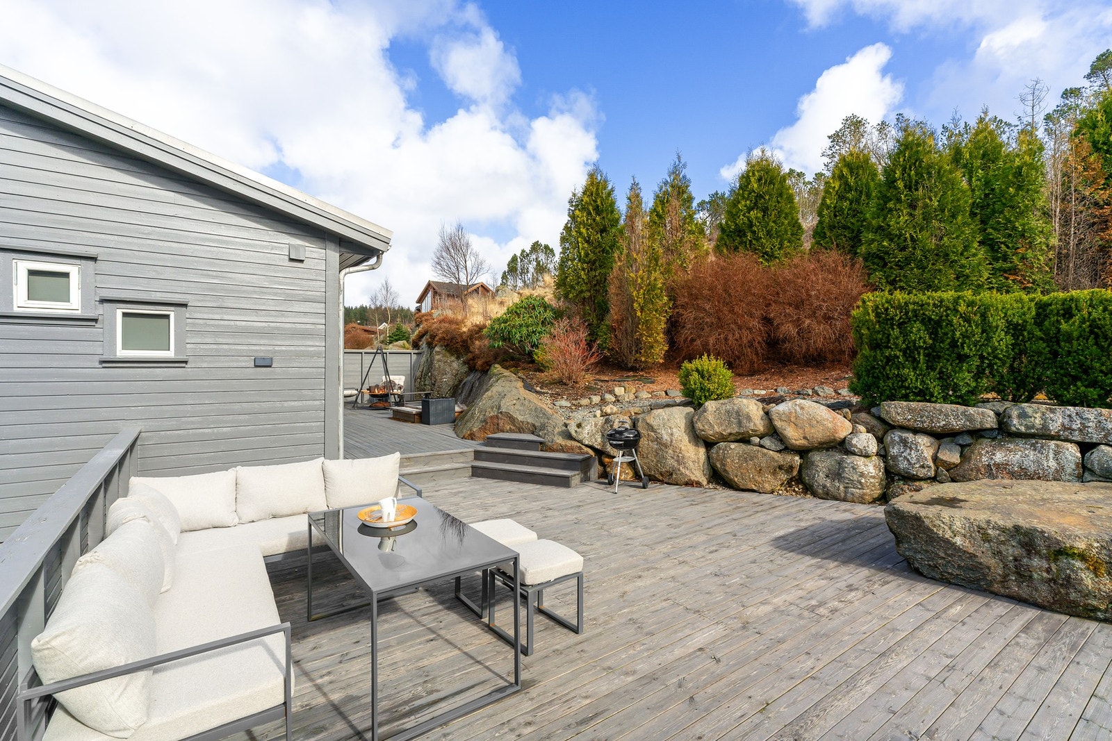 Tomten fremstår som velholdt og pent opparbeidet, og gir et ideelt utgangspunkt for både avslapning og sosiale sammenkomster. Galleribilde