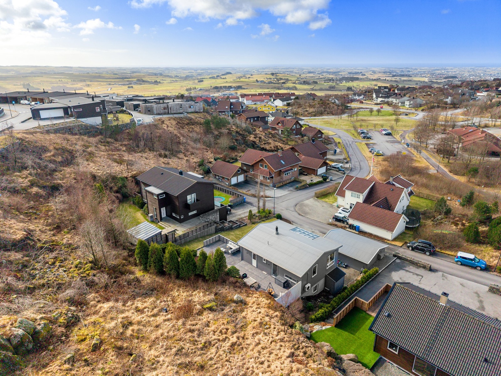 Du kan også legge ut på Grasdalenturen og besøke en flott lekeplass som er opparbeidet med lekeapparater, grillplass med gapahuk, ballbinge, skatepark og kunstgressbane. Galleribilde