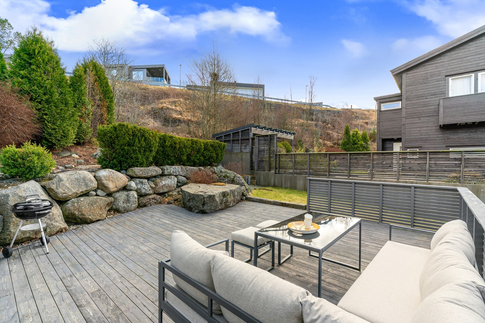 Utearealet har et tidløst og funksjonelt uttrykk, med godt definerte soner som inviterer til variert bruk. Galleribilde