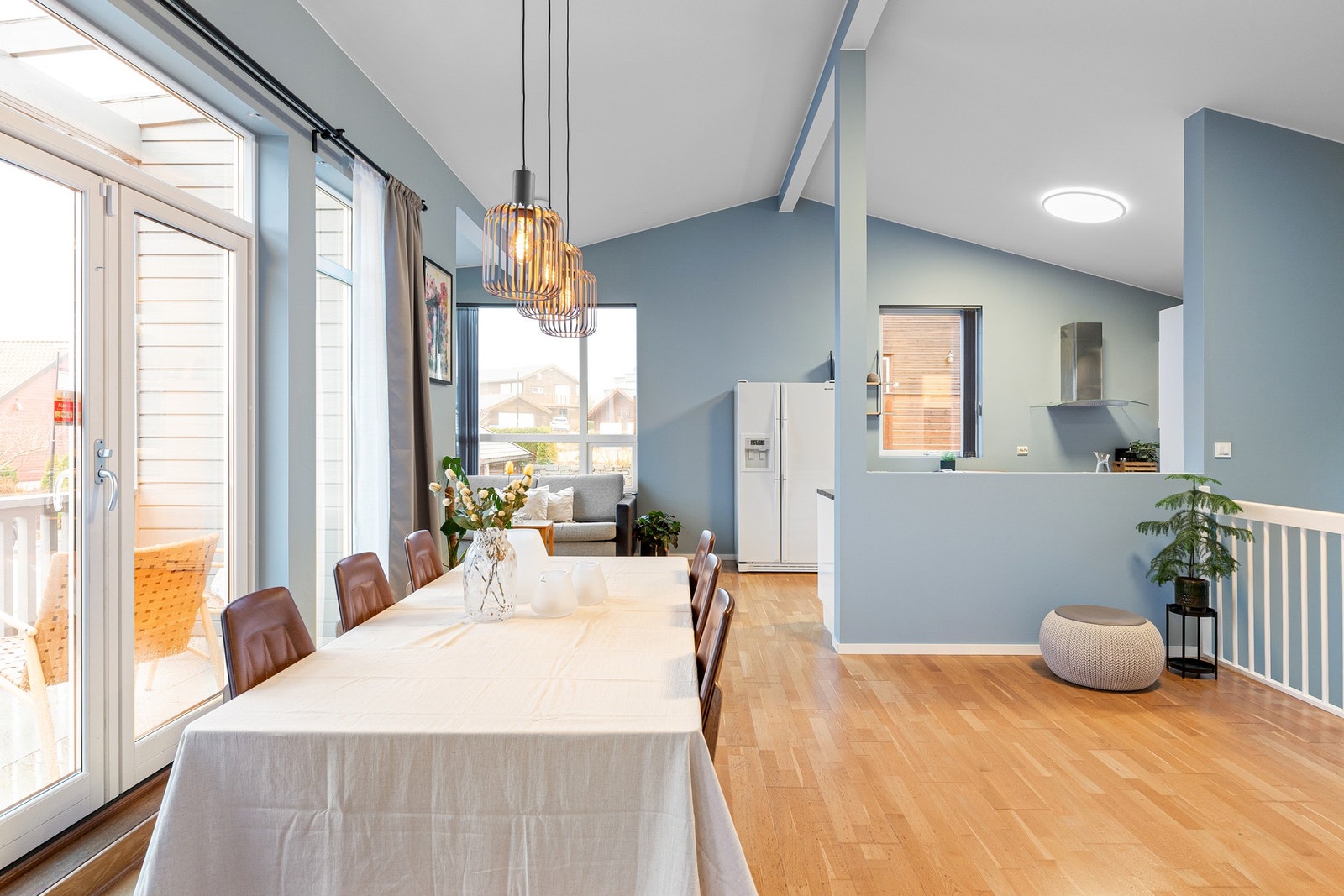 I stuen har man også en vedovn som skaper en lun atmosfære på kalde vinterkvelder og varmepumpe som sikrer godt inneklima. Galleribilde