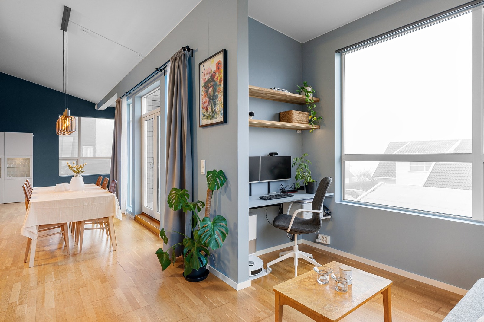 Fra stuen har man utgang til boligens balkong i andre etasje. Galleribilde