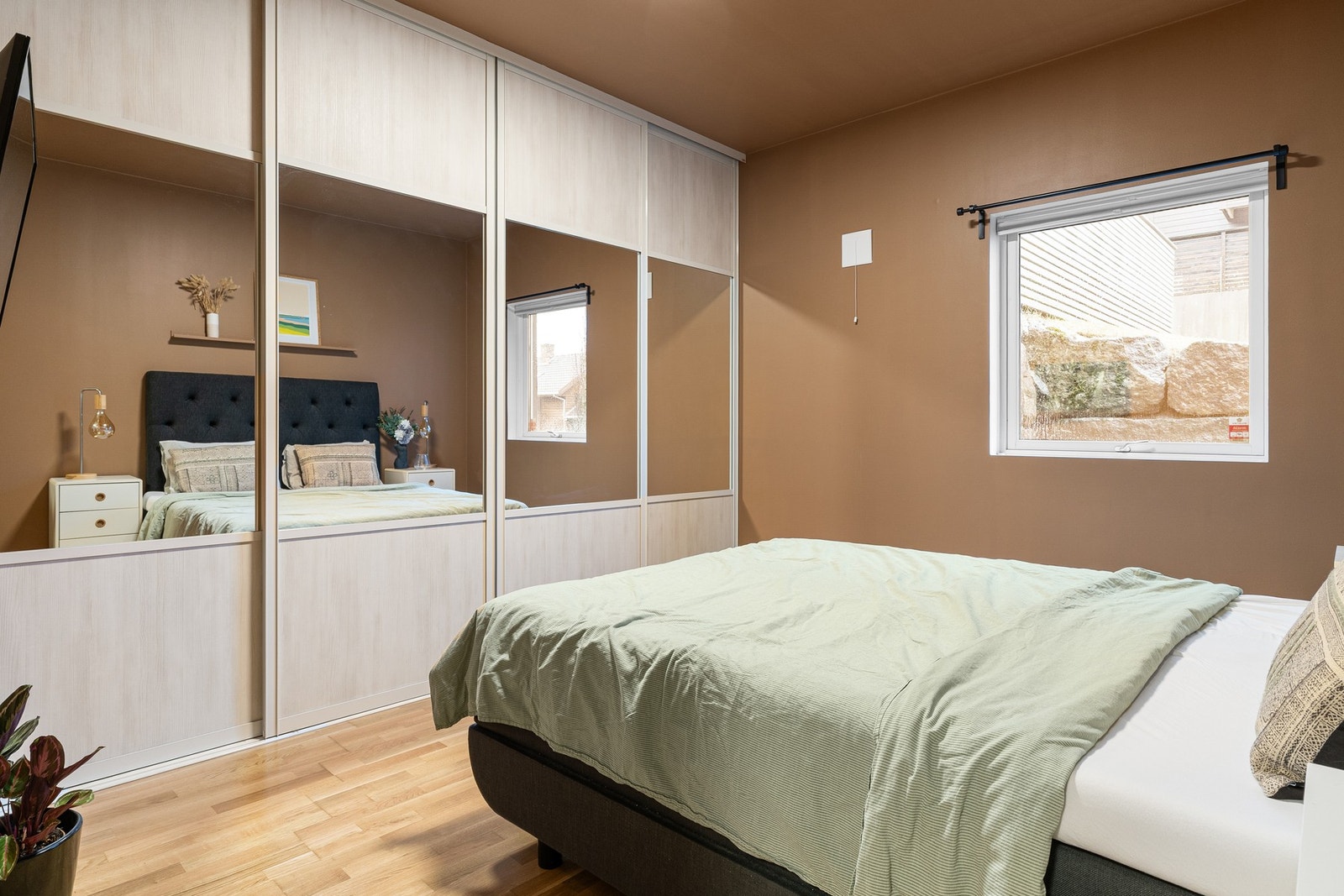 Hovedsoverommet gir plass til dobbeltseng og tilhørende møblement. Her er det også en praktisk garderobeløsning som sørger for godt med oppbevaringsplass. Galleribilde