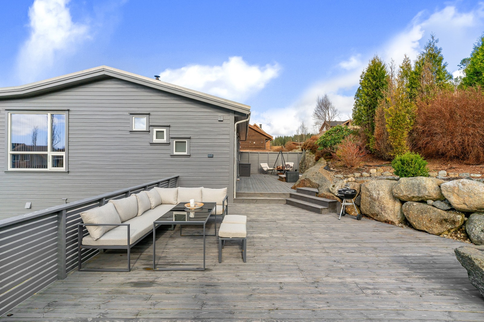 Denne flotte boligen tilbyr en romslig og praktisk planløsning. Her er det rikelig med plass til både sittegrupper og grøntarealer/beplantning, noe som gir gode muligheter for å skape et hyggelig og brukervennlig uterom. Galleribilde