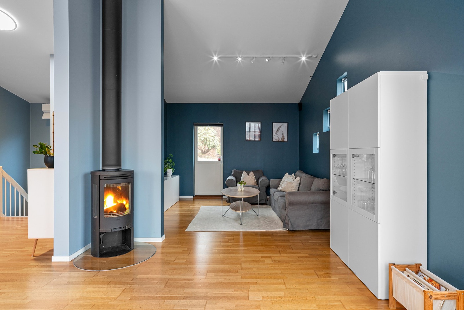 Stuen ligger i åpen løsning med kjøkkenet, men oppleves samtidig som delvis skjermet. Galleribilde