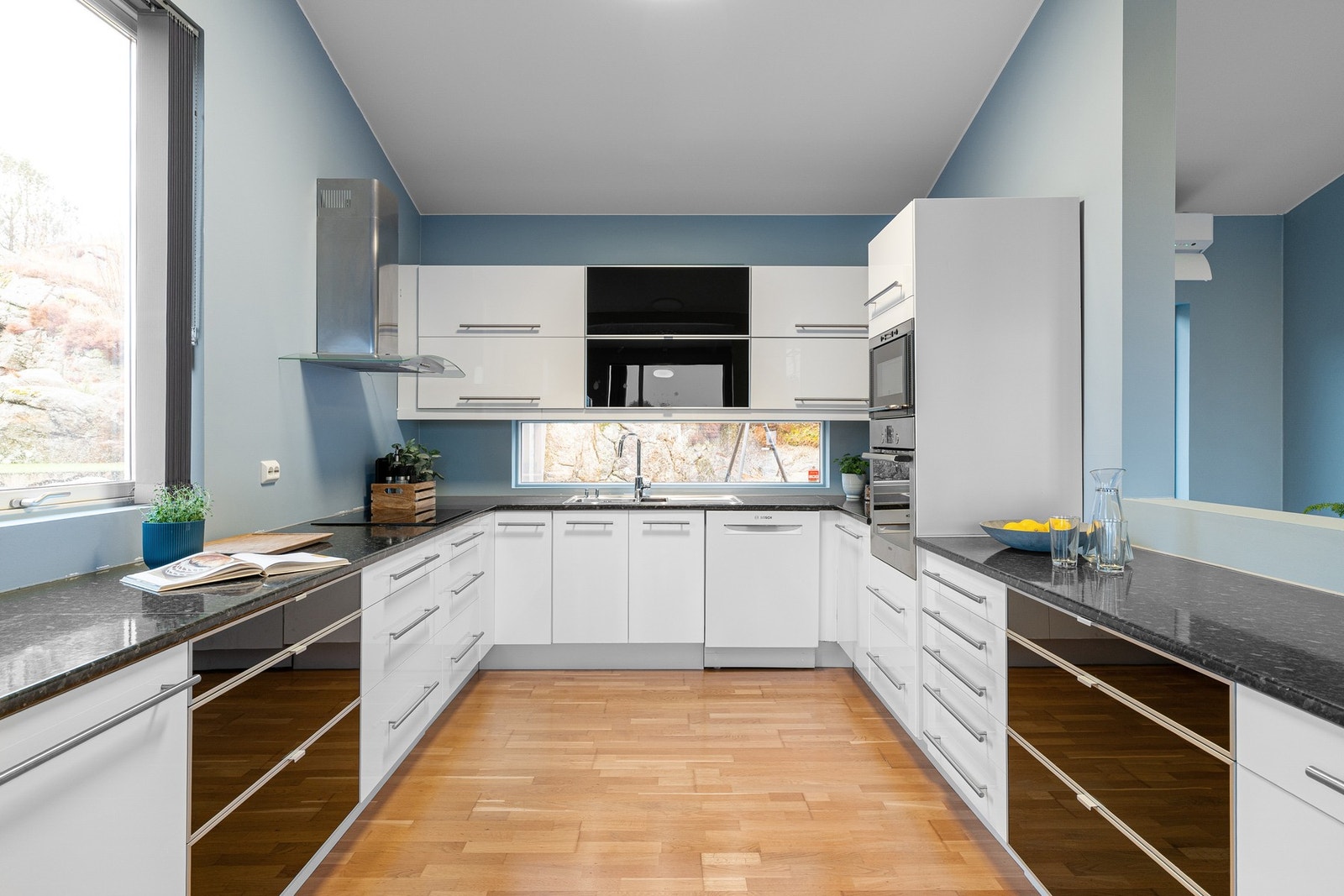 Kjøkkeninnredning med slette fronter og benkeplate i laminat. Galleribilde