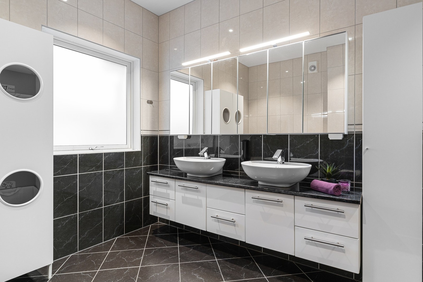 Badet og vaskerommet er plassert i boligens første etasje, mens et gjestetoalett ligger praktisk til i andre etasje. Galleribilde