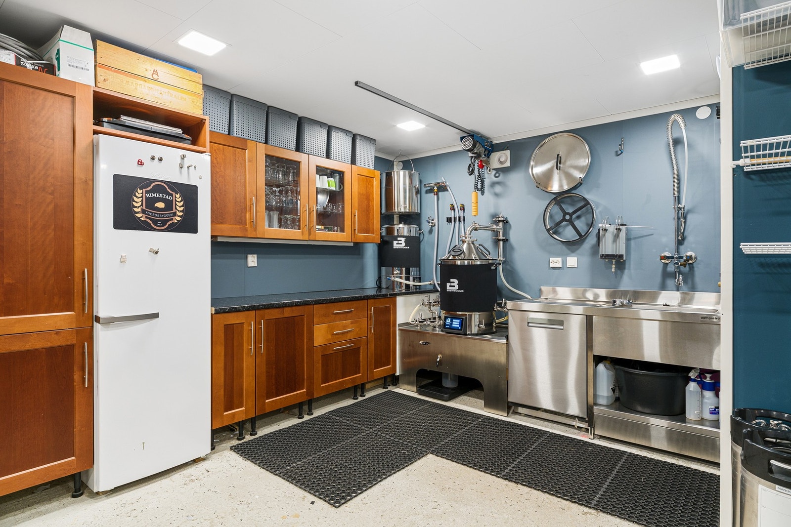 Garasjen er innredet med hobbyrom som i dag brukes som rom til brygging. Bryggeutstyr medfølger ikke handel. Galleribilde