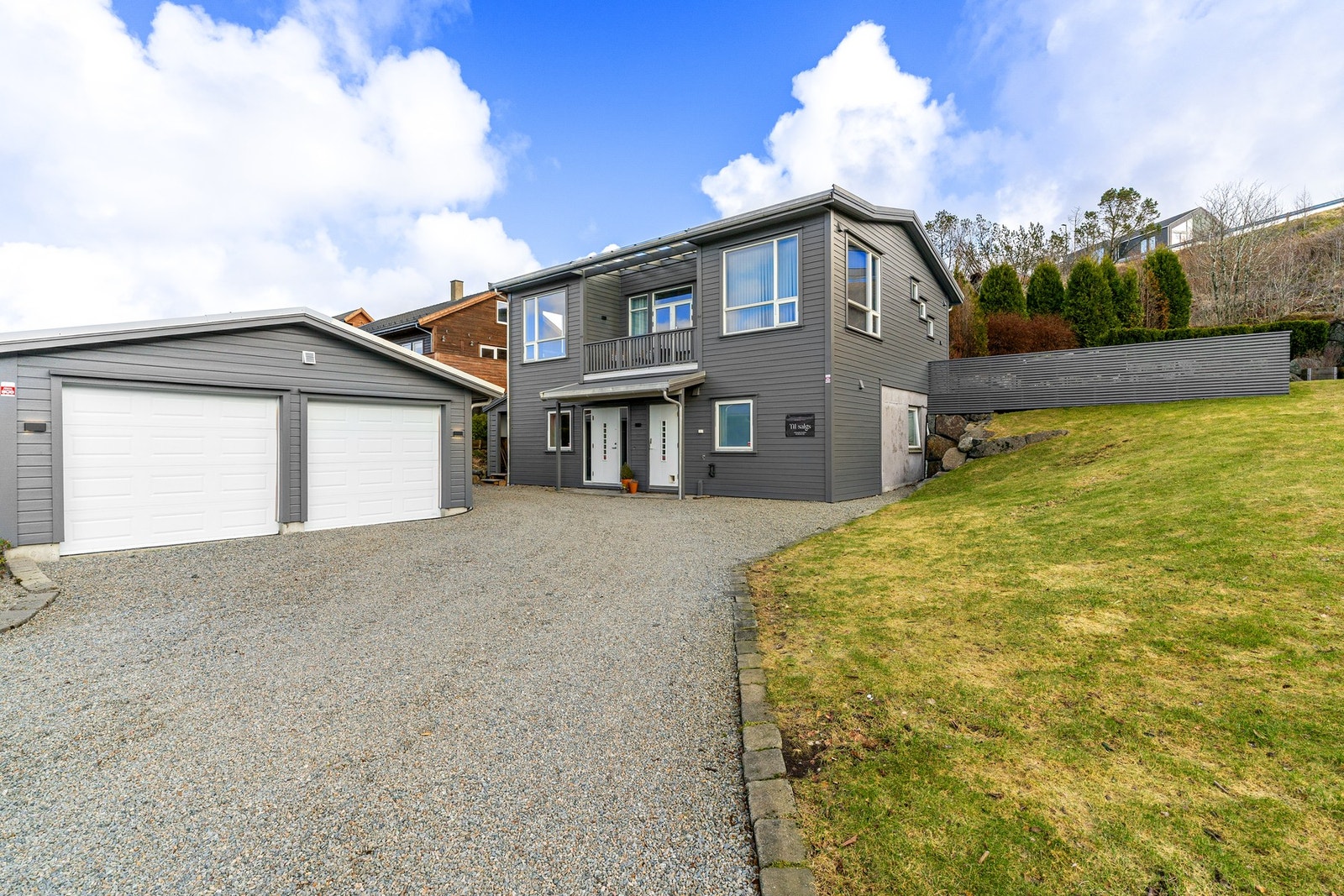 En moderne enebolig med romslig garasje og flott opparbeidet uteområde. Galleribilde