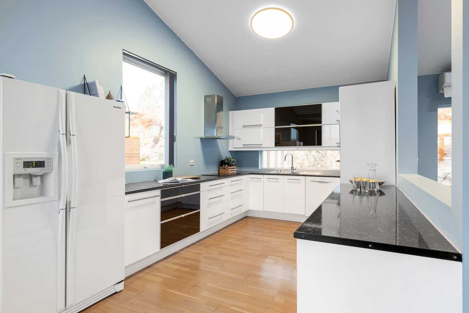 Kjøkkenet er utstyrt med følgende integrerte hvitevarer som stekeovn, platetopp, samt plass til frittstående kjøleskap og oppvaskmaskin. Galleribilde