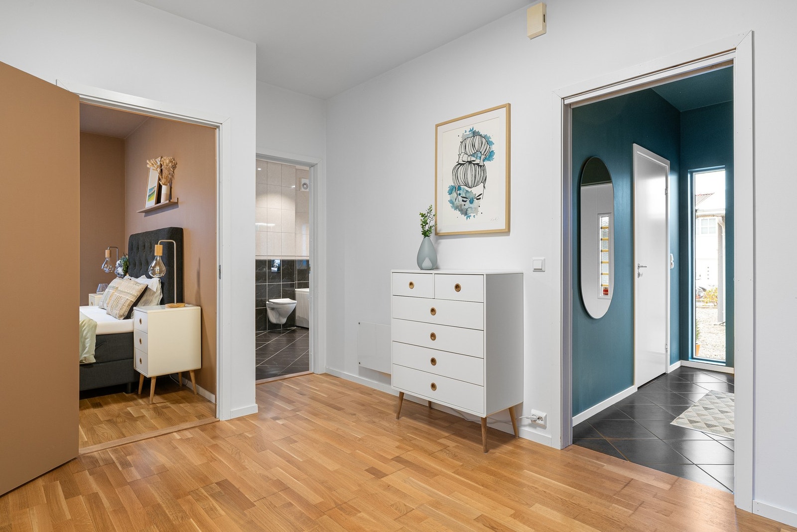 Boligens første etasje består av tre gode soverom, et romslig bad med fliser på både gulv og vegger, samt et separat vaskerom i tilknytning til entréen. Galleribilde