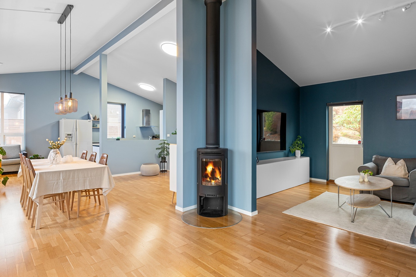 Grasdalen 7 er en moderne enebolig med tomt på 747 kvm. Galleribilde