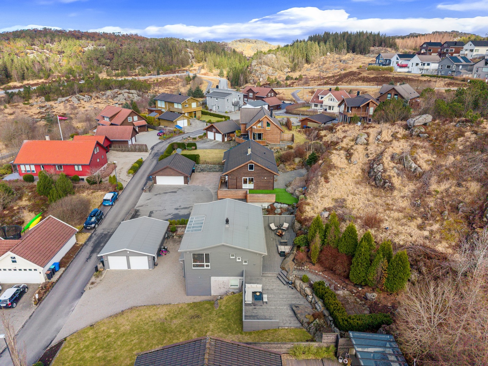 Dagligvarehandelen kan gjøres på blant annet Extra Lye. Ønsker du ytterligere servicetilbud, ligger Bryne sentrum ca. 10 minutter unna med bil. Stavanger og Sandnes ligger også godt innen rekkevidde via offentlig kommunikasjon og bil. Galleribilde