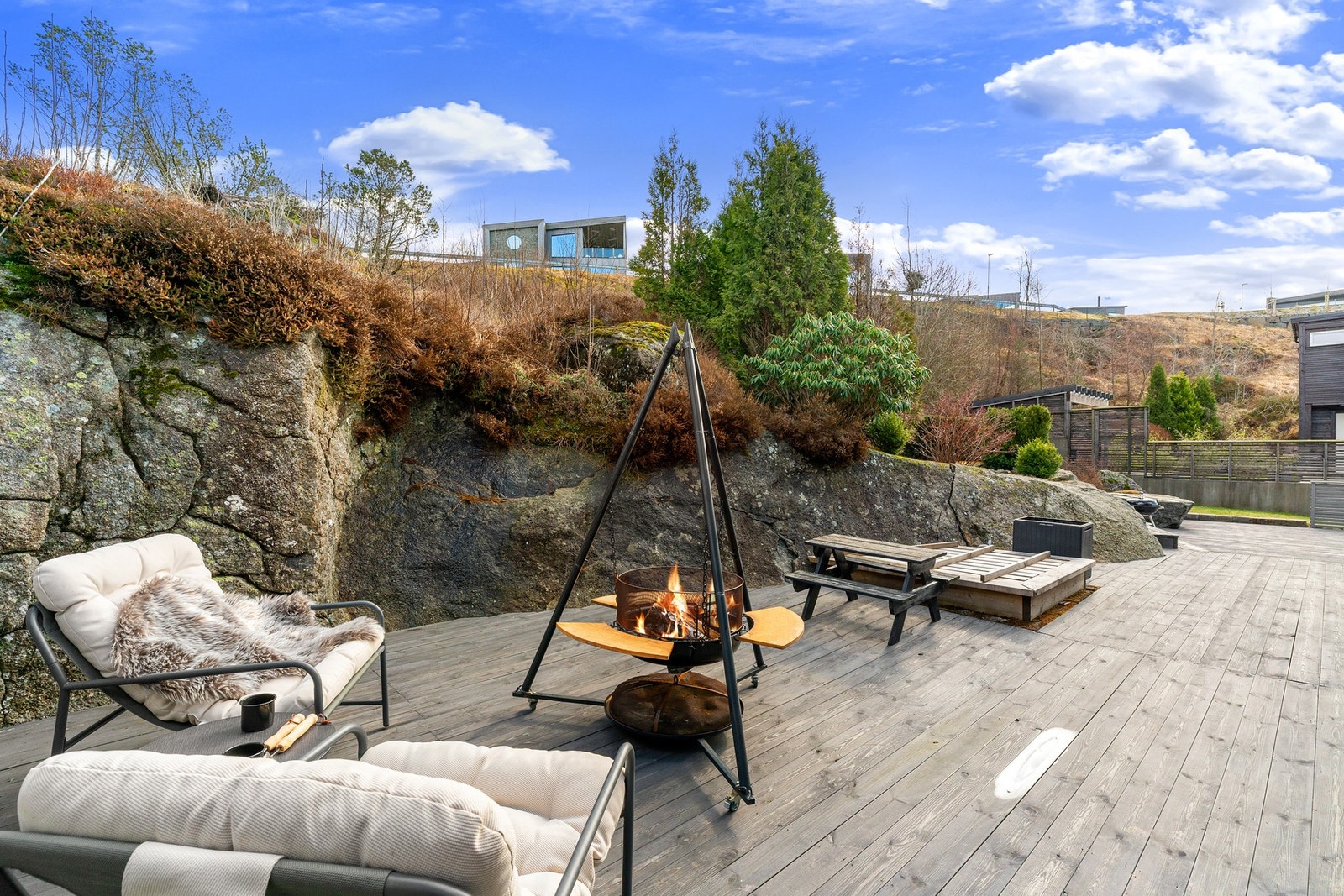 En kan enkelt innrede med spisebord ute, en solrik loungeplass eller et rolig hjørne til avslapning. Galleribilde