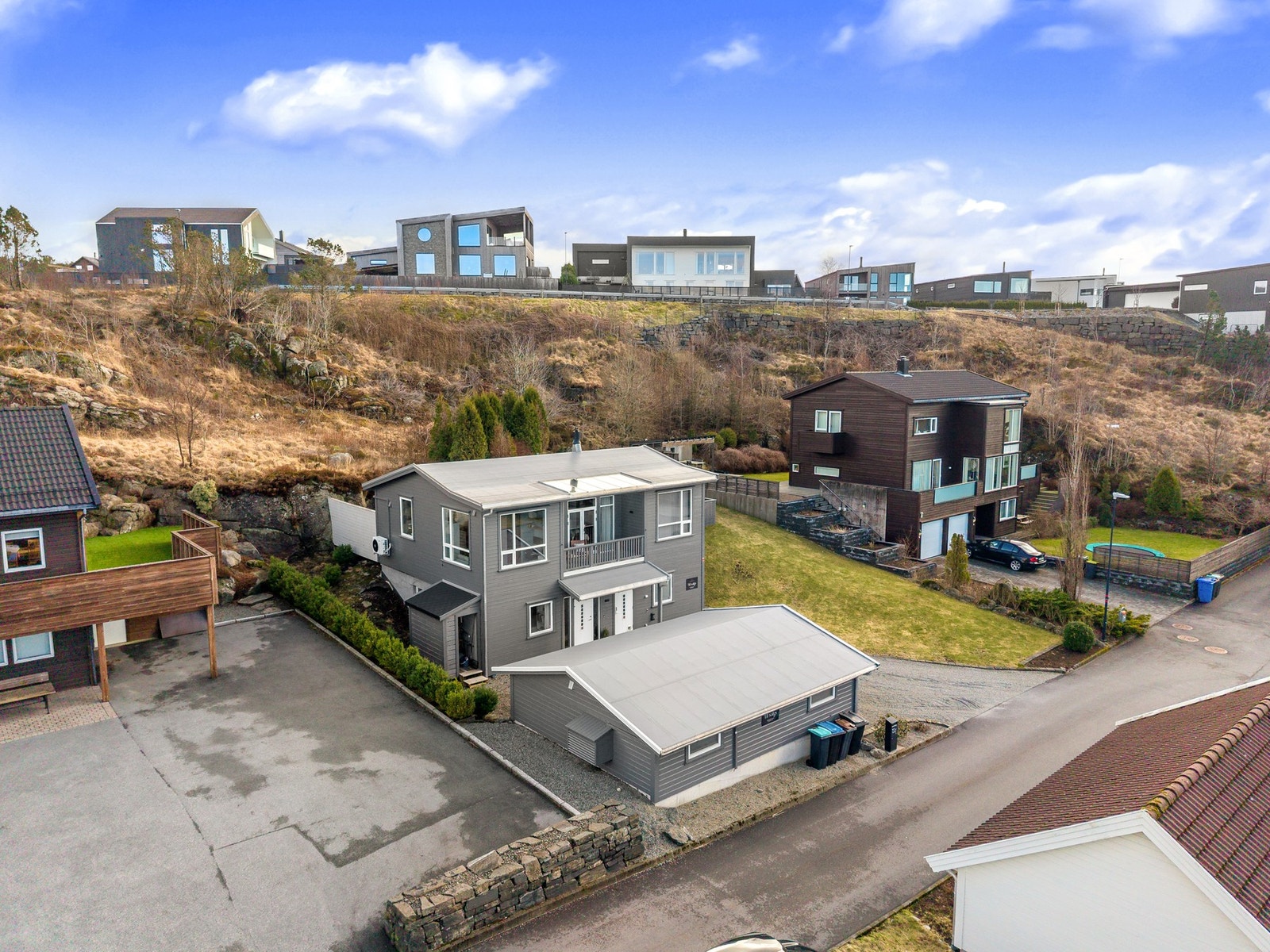 Eiendommen ligger i et barnevennlig område på Lyefjell i Time kommune. Området er naturskjønt med fine turområder og nærhet til primære hverdagsfasiliteter som skole, butikker og barnehager. Galleribilde