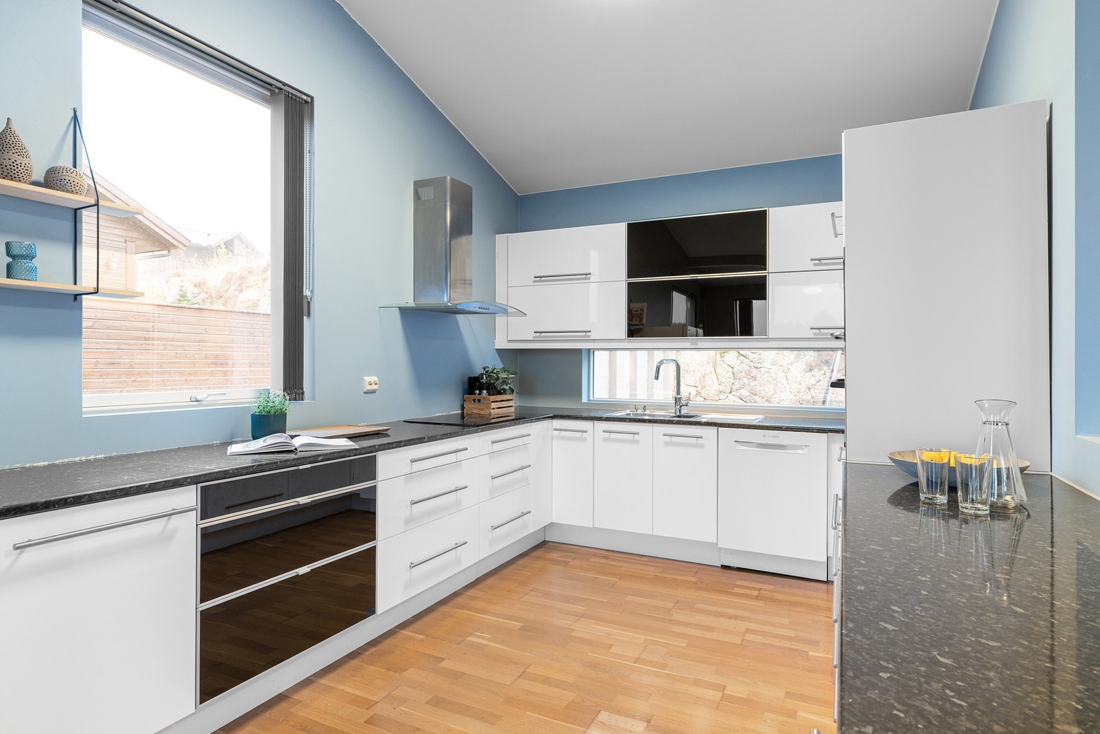 Kjøkkenet har en praktisk utforming og har godt med skap- og benkeplass til matlaging. Galleribilde