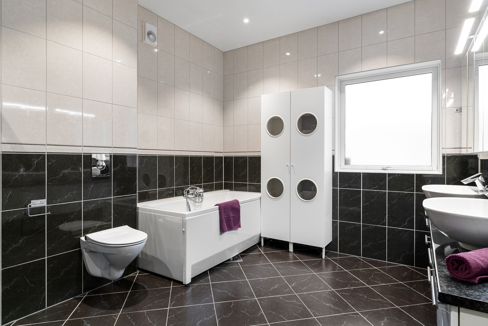 Av våtrom har boligen et bad, vaskerom og separat toalettrom. Galleribilde